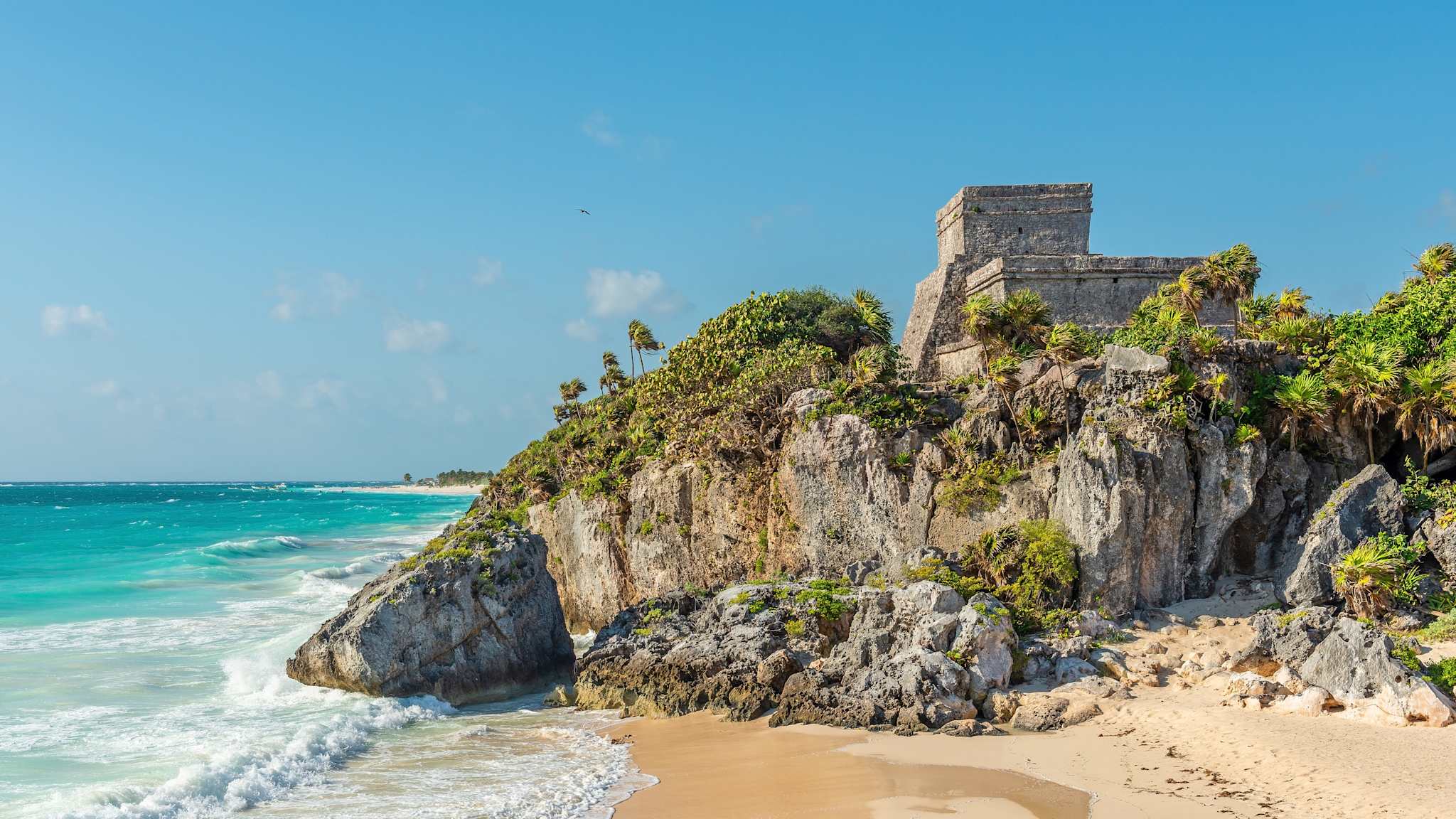 Eine Maya-Pagode am Meer über einem Strand.