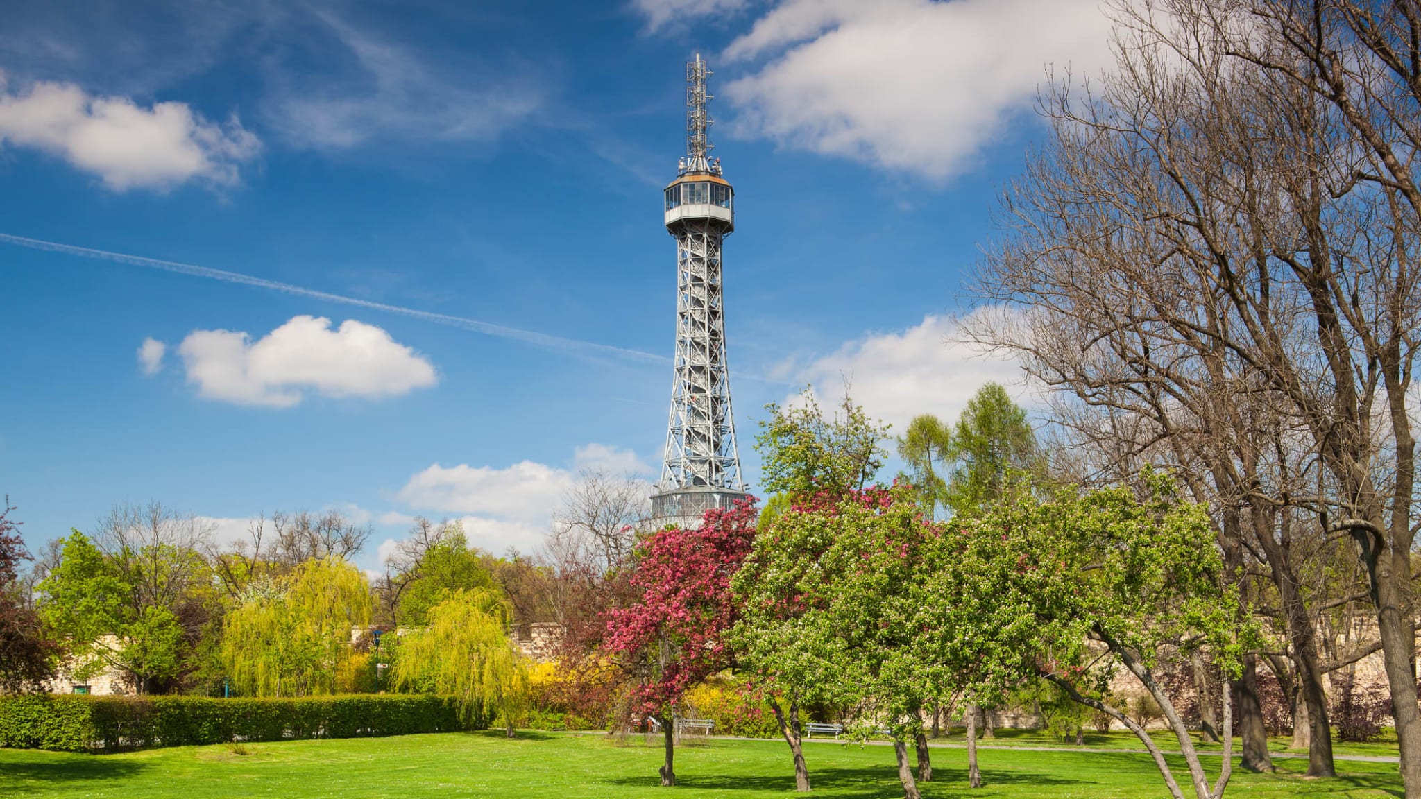 Der Petřín-Aussichtsturm im gleichnamigen Petřín-Park auf dem Petřín-Hügel.