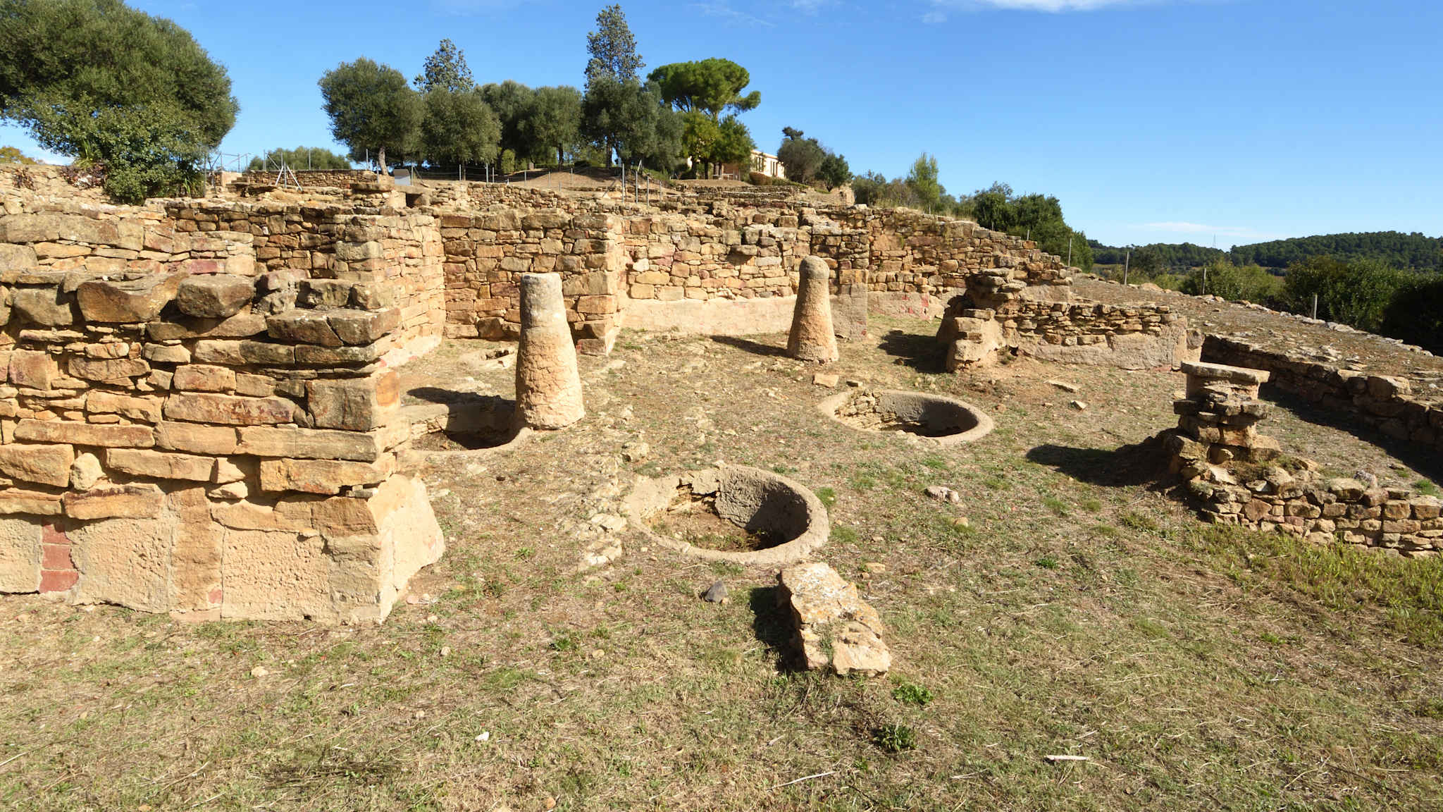 Alte Ruinen auf einem Hügel.