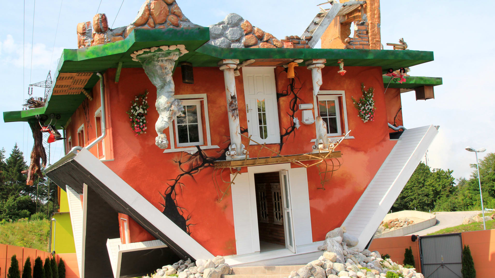 Umgedrehtes Haus im Tirol Land Magic World, Österreich © sasimoto/iStock Editorial / Getty Images Plus via Getty Images