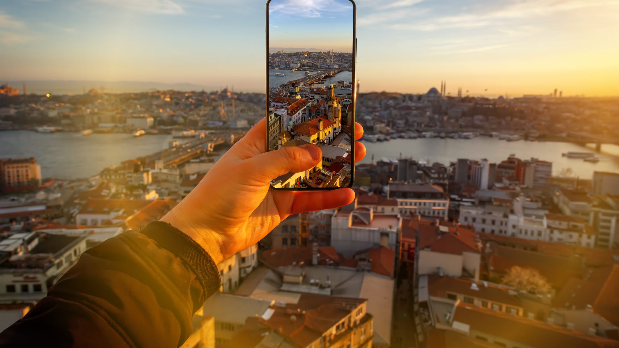Blick durch ein Smartphone auf eine Stadt