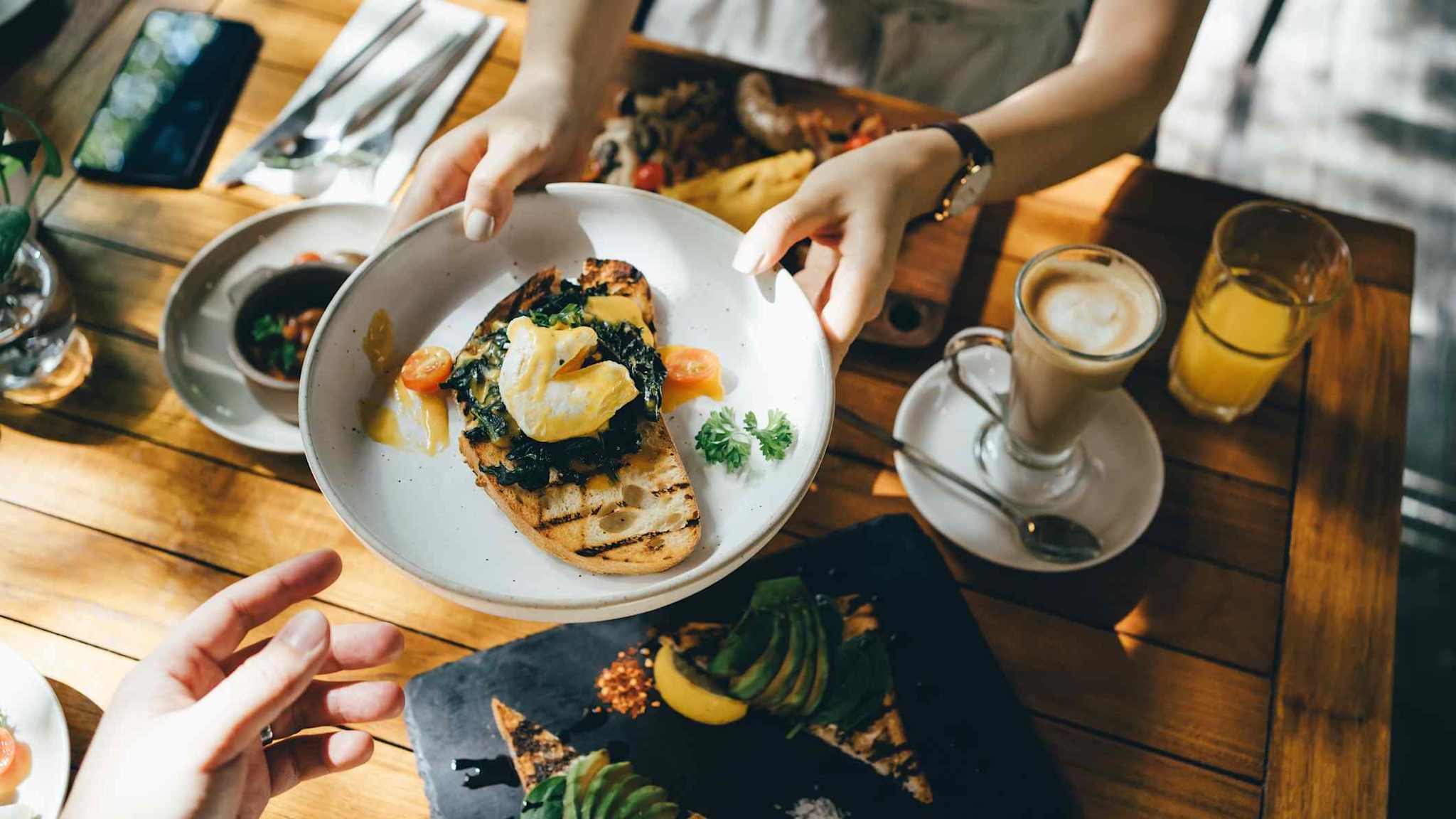 Vegetarisches Frühstück mit Kaffee und Säften.