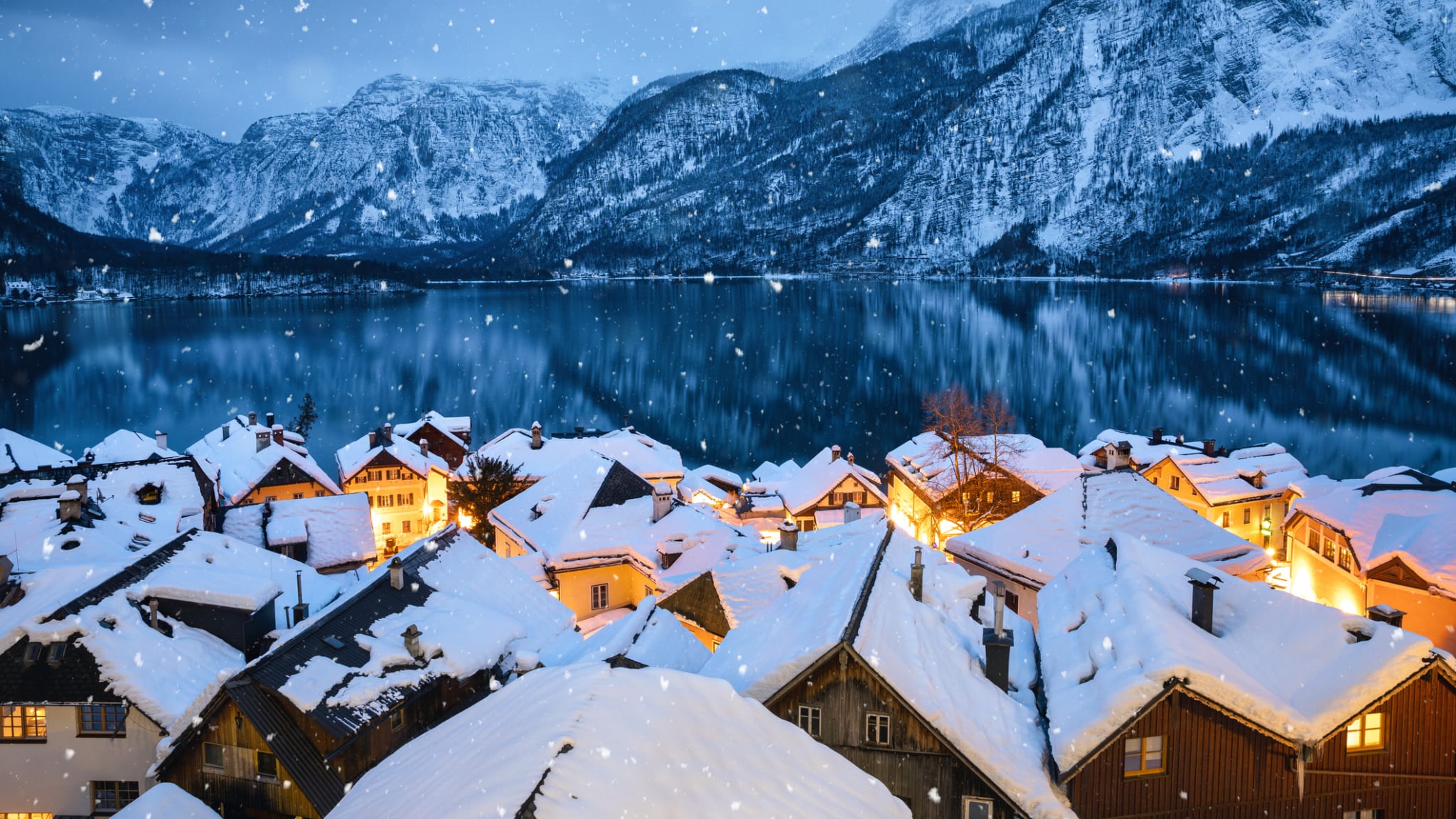 verschneites Dorf in Österreich © borchee/E+ via Getty Images