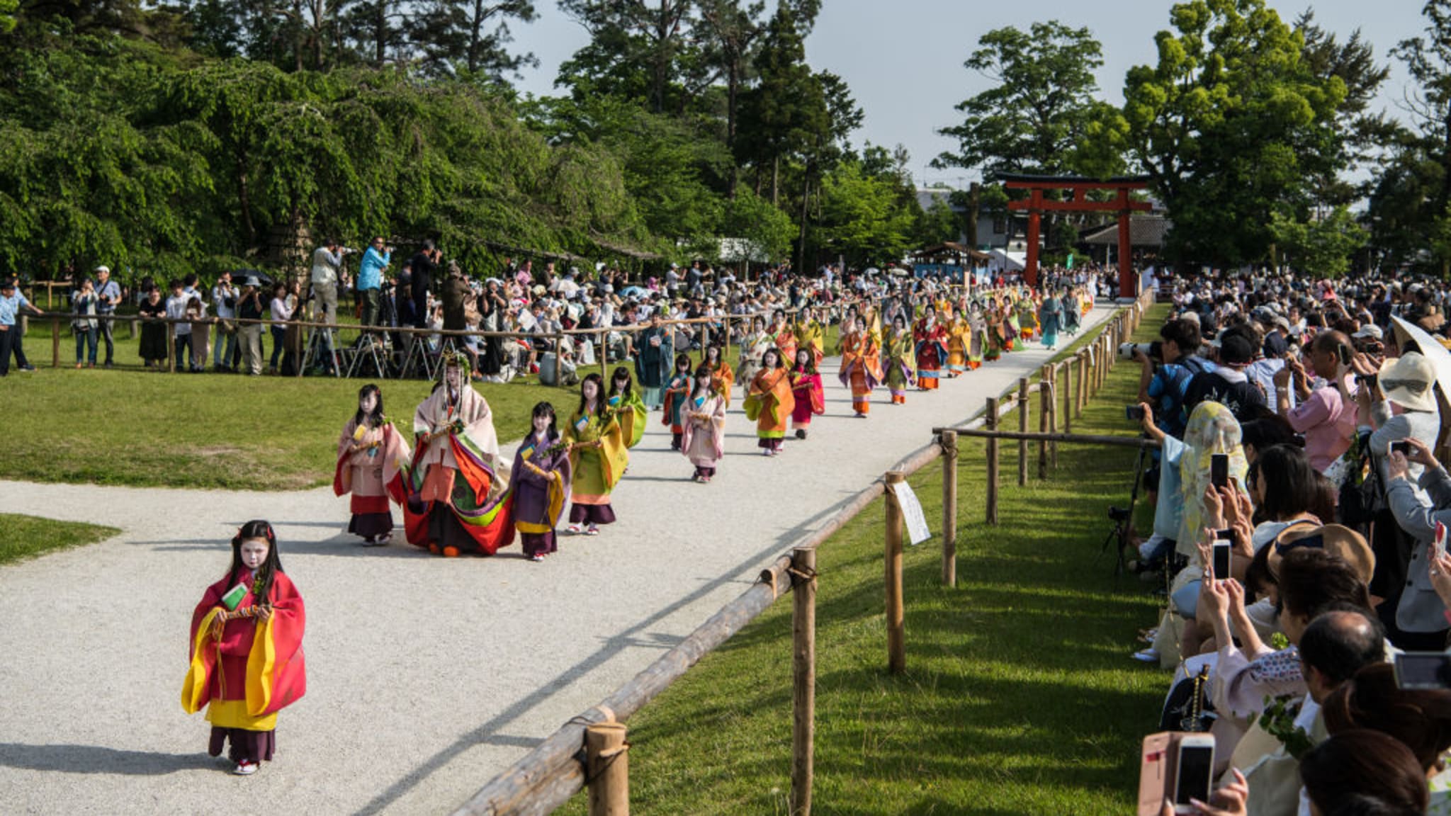 Viele Menschen schauen dem Lauf des Aoi Festivals in Kyoto, Japan, zu.