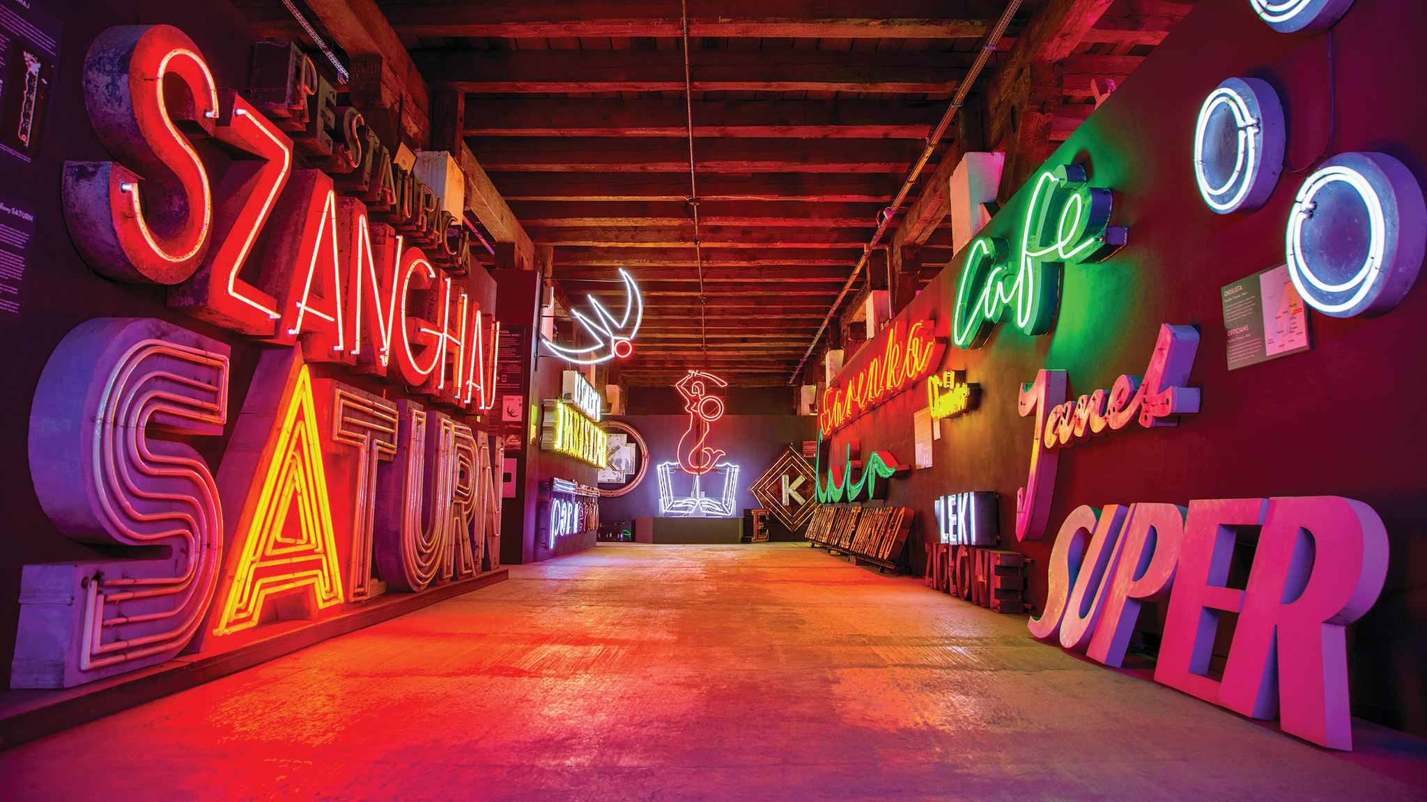 Wand mit Neon-Schildern
