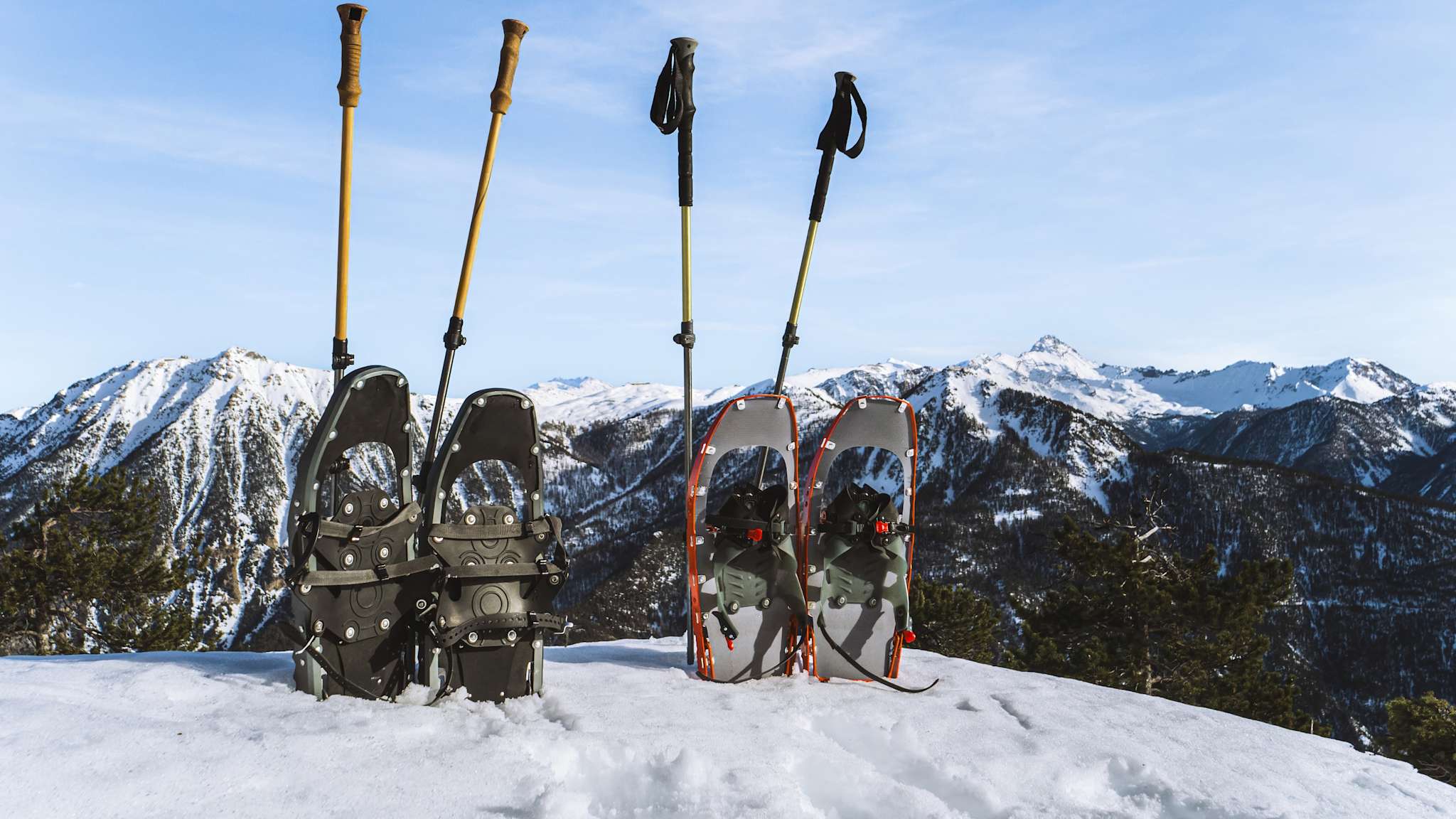 Wanderstöcke und Schuhe im Schnee