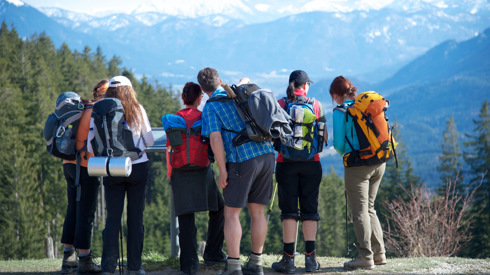 Wanderung mit der ganzen Familie © grafikplusfoto - stock.adobe.com