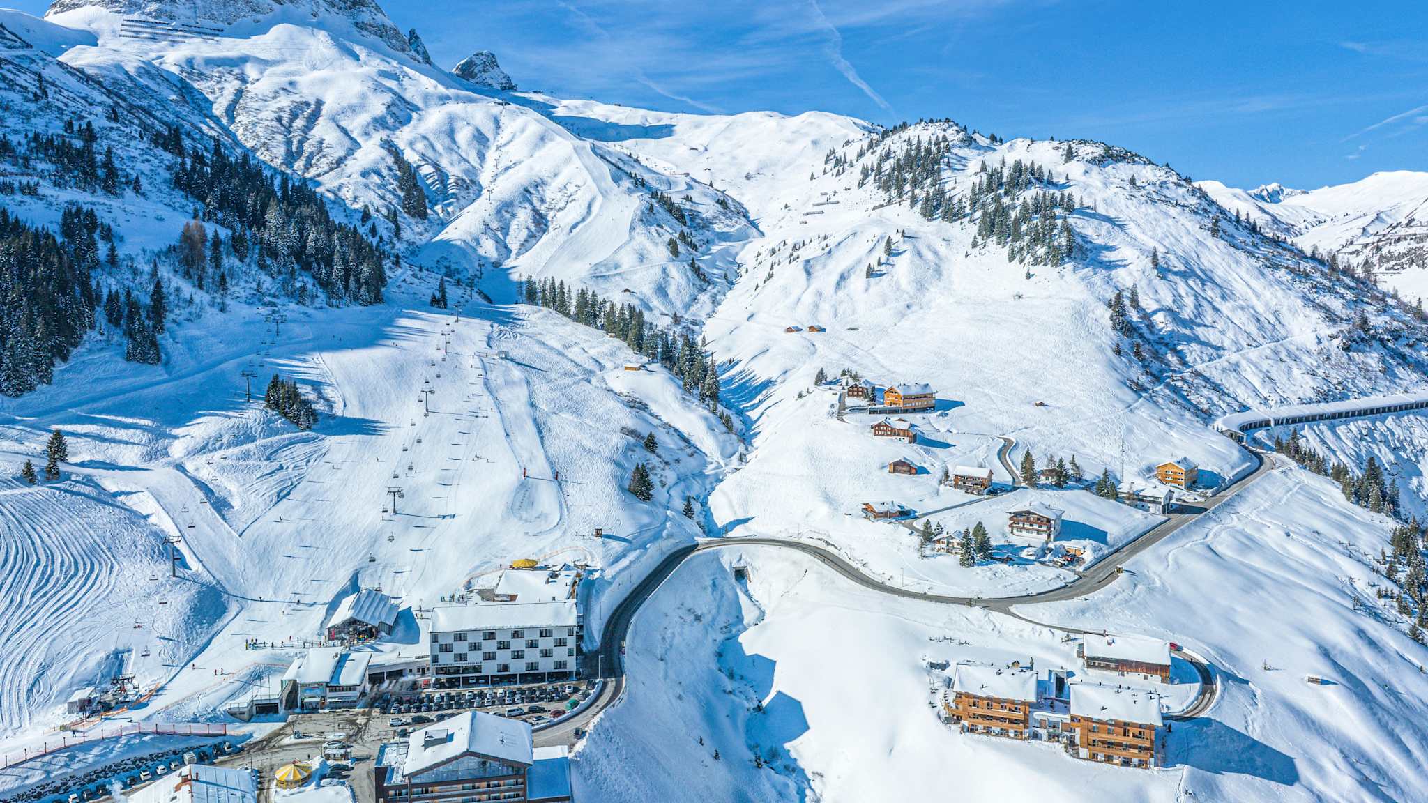 Blick auf ein Skigebiet