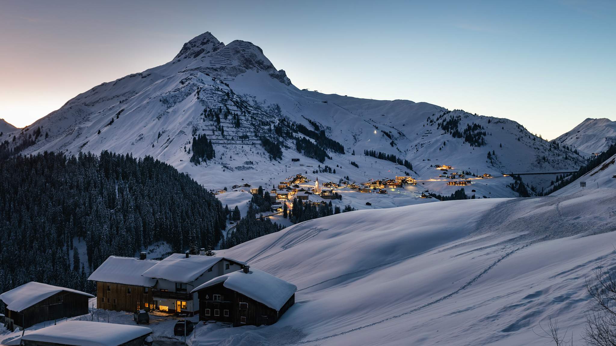Blick auf ein verschneites Dorf am Abend