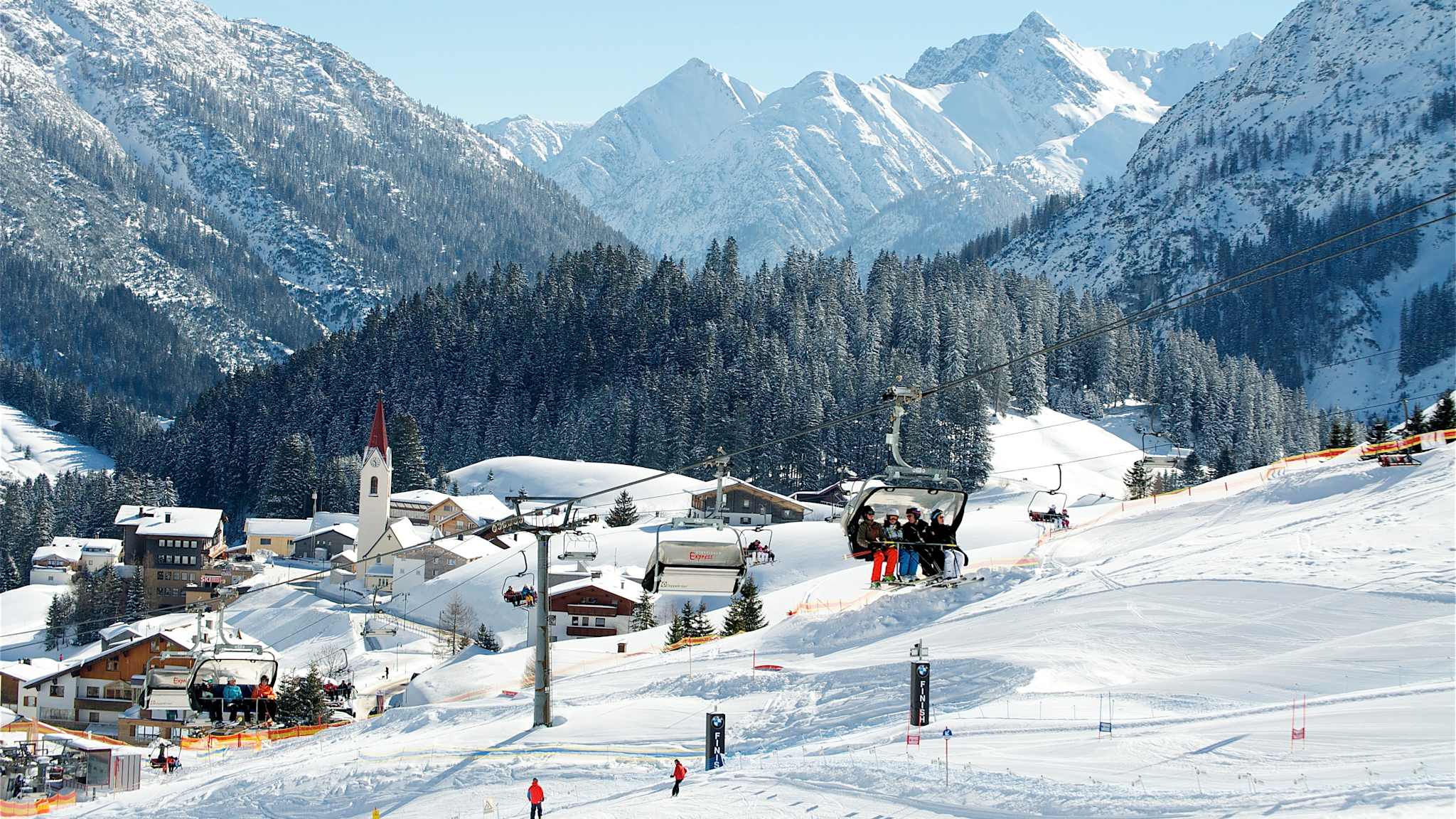 Blick auf ein Skigebiet mit Skilifts