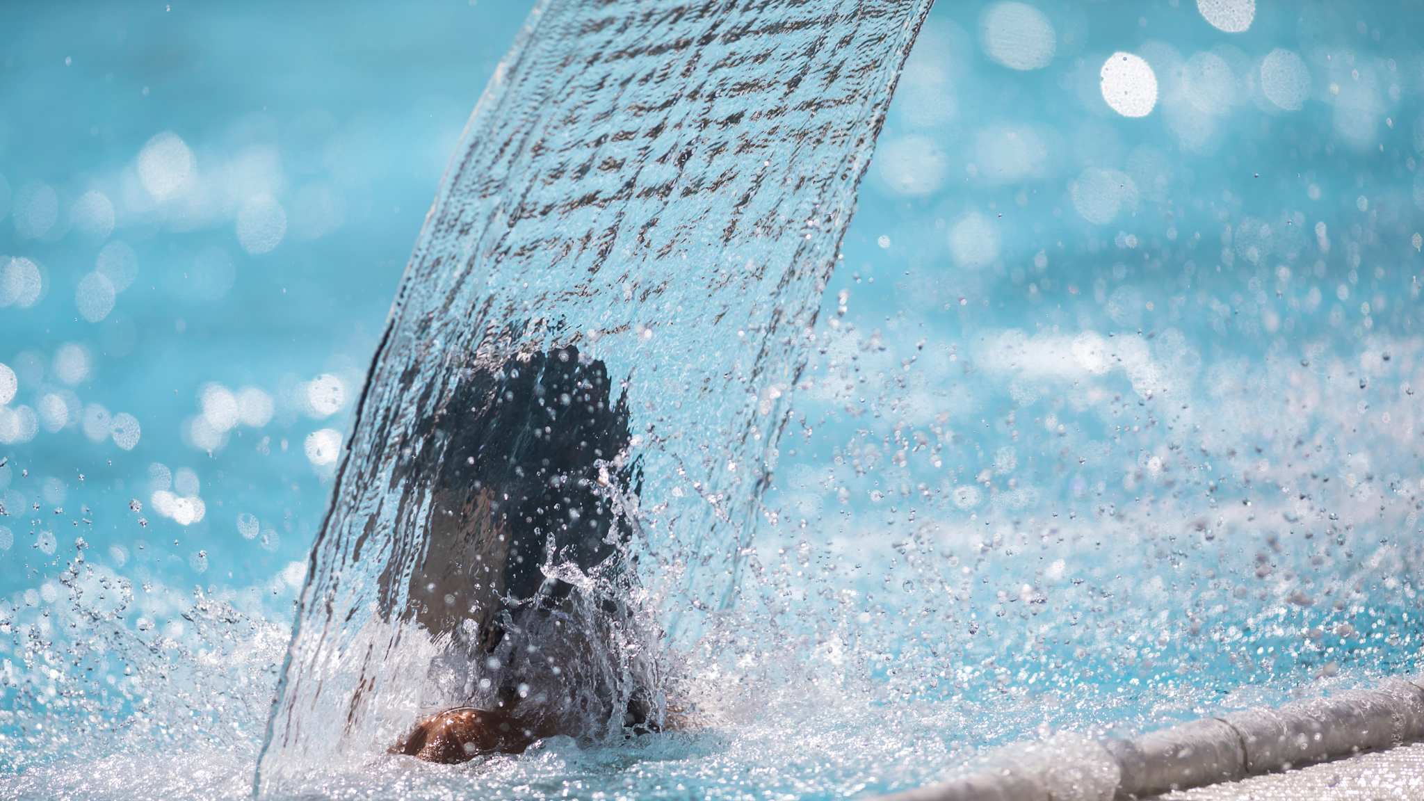 Ein künstlicher Wasserfall in einem Pool