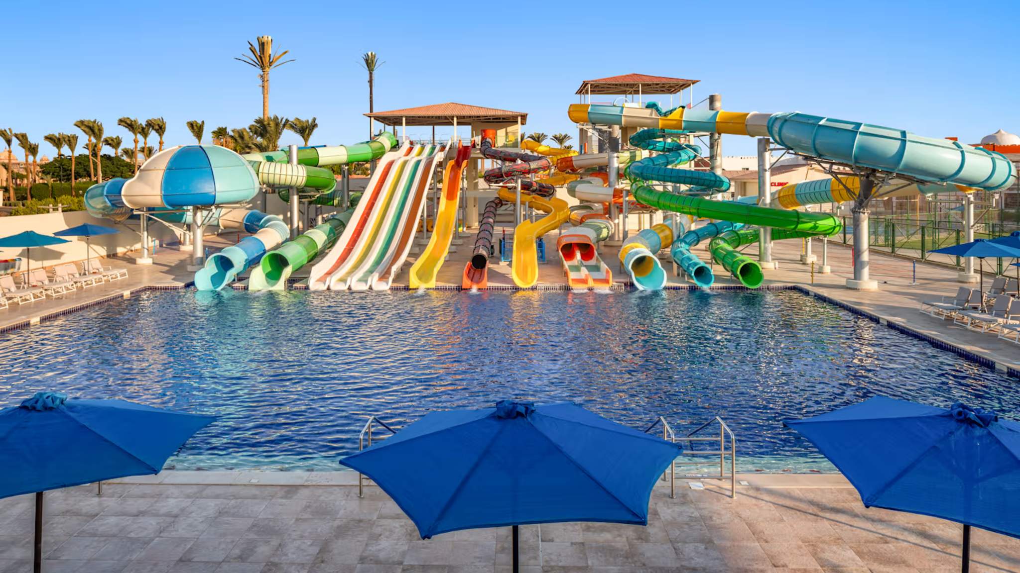 13 bunte Wasserrutschen führen von zwei Rutschentürmen in das breite Rutschbecken des Hotels Pickalbatros Dana Beach Resort
