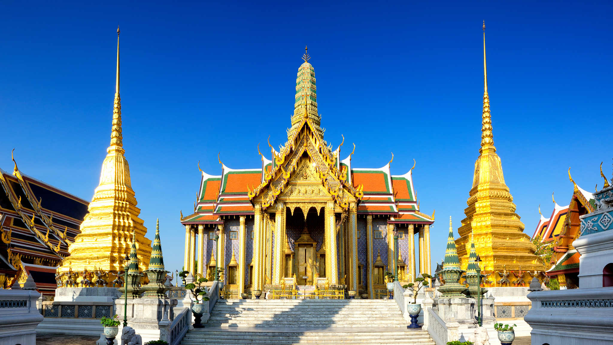 Ein goldener Tempelbau mit zwei Stupas.