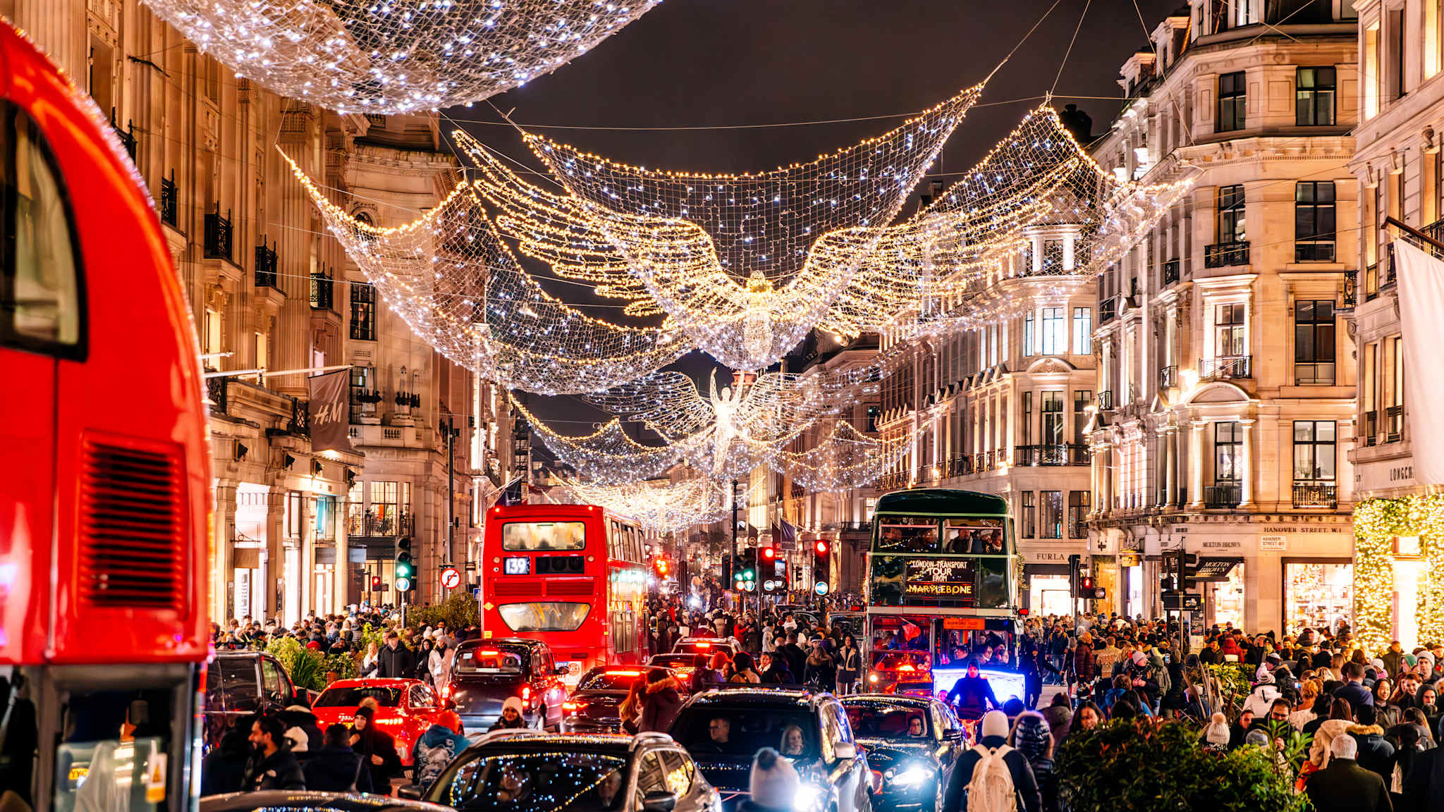 Weihnachtlich geschmückte Regent Street und Menschenmassen, London, UK. © Alexander Spatari via Getty Images