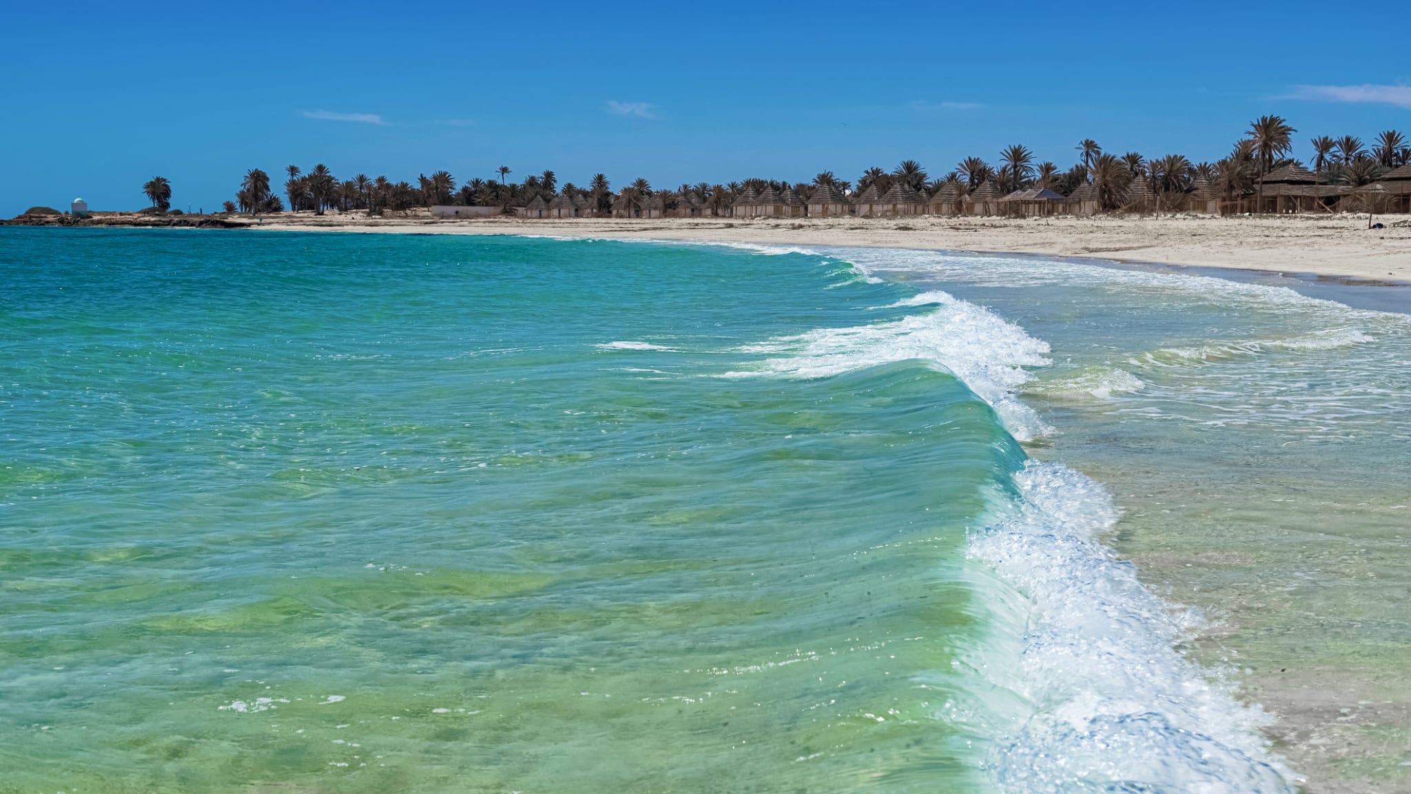 Weißer Sandstrand und blaues Meer auf der Insel Djerba, Tunesien