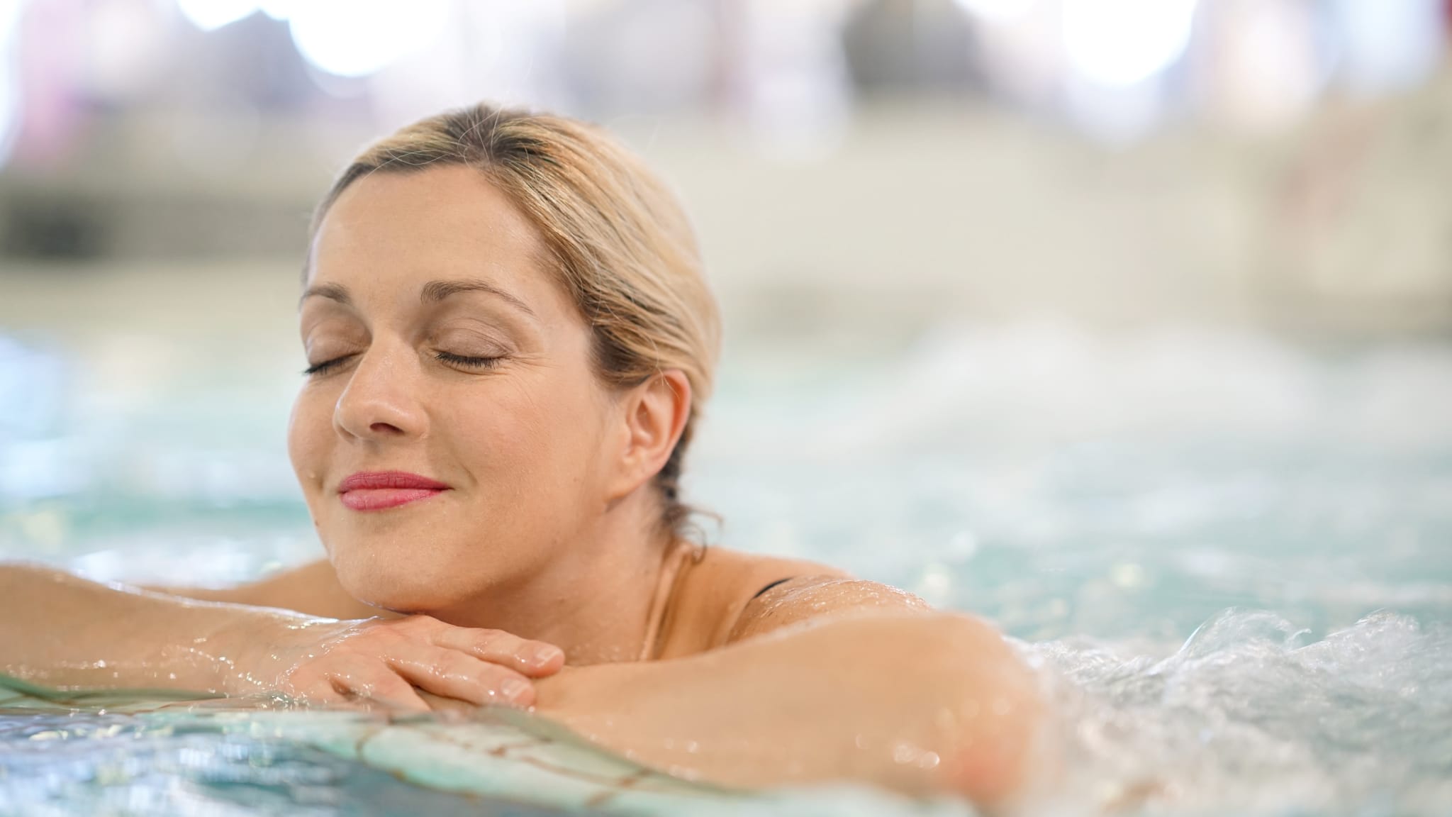 Eine Frau genießt die Therme © goodluz – stock.adobe.com