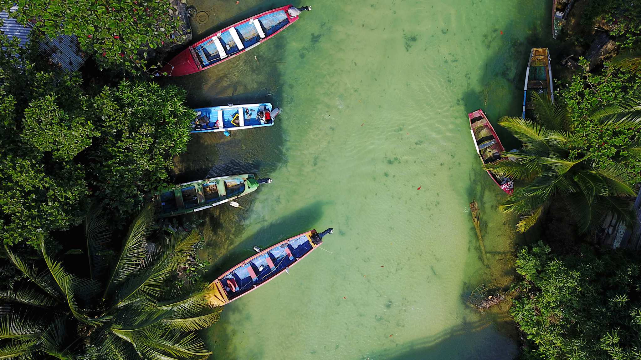 Kleine Boote auf einem Fluss.