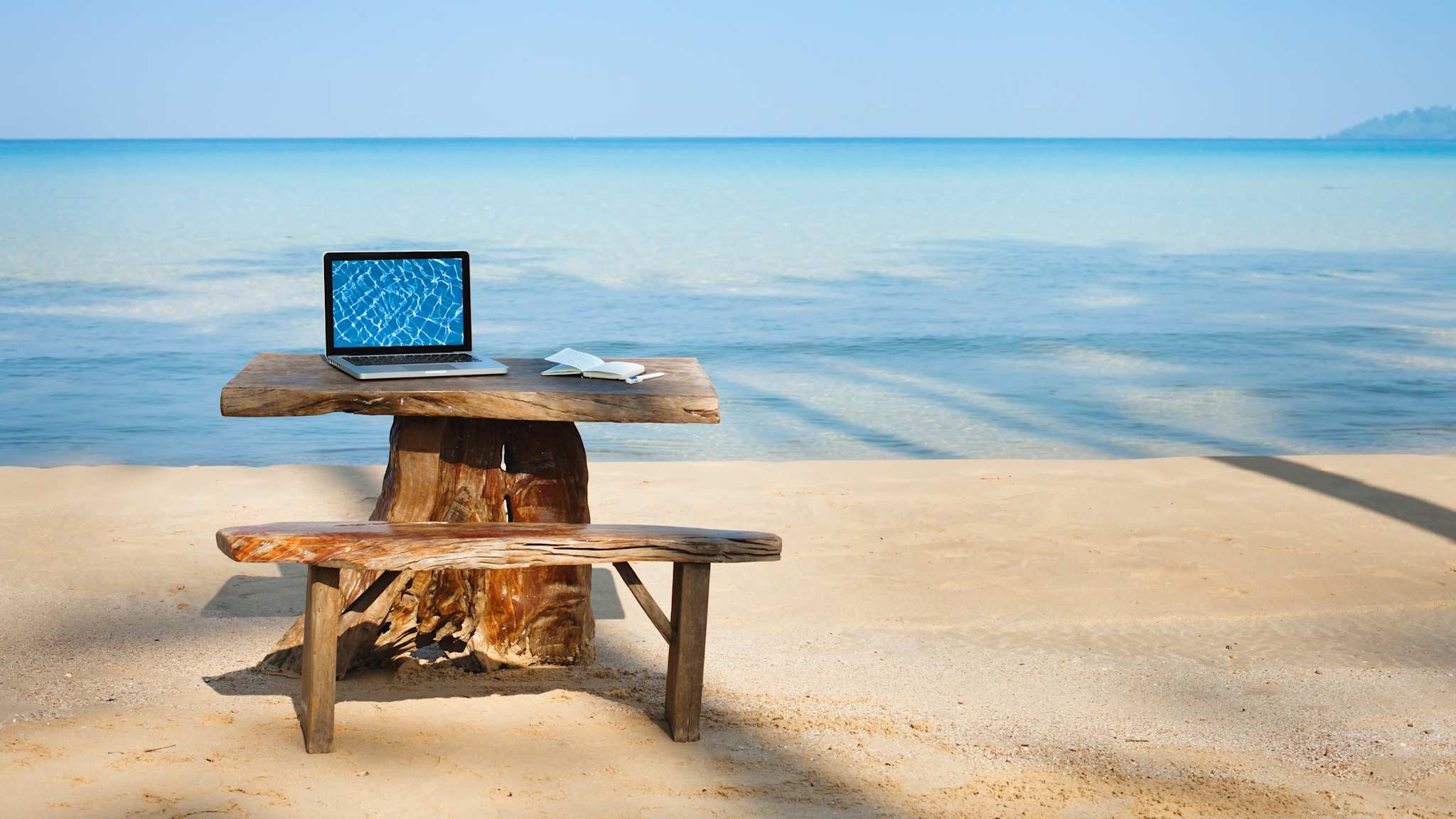 Mobiles Büro am Strand mit Blick aufs Meer
