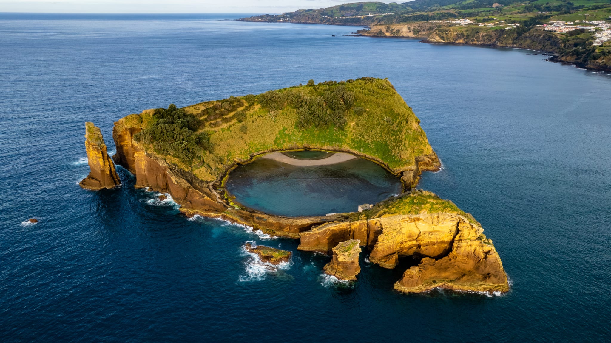 wunderschöne Landschaft auf den Azoren, Insel Sao Miguel © iStock.com/arvutiexpert