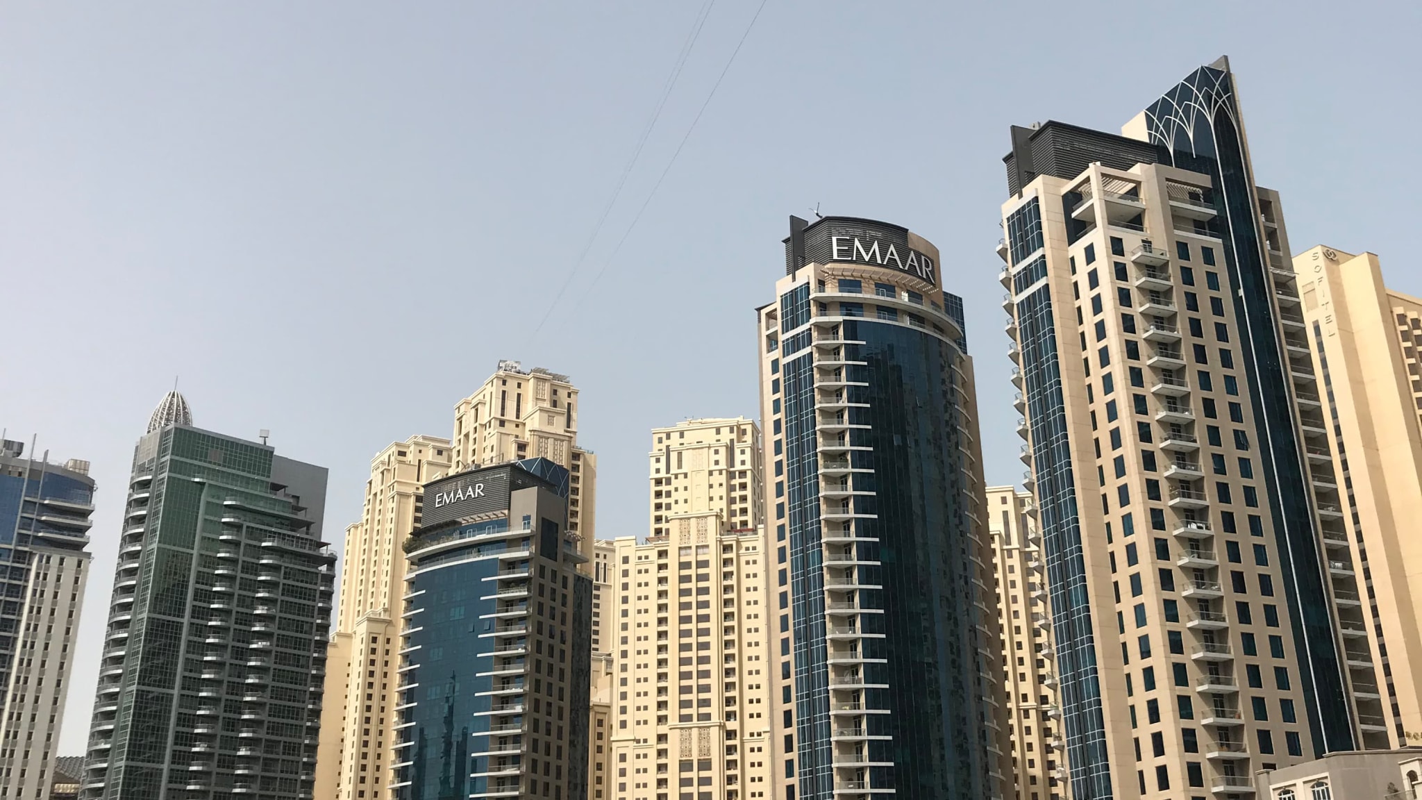 Die Xline über den Gebäuden von Dubai.