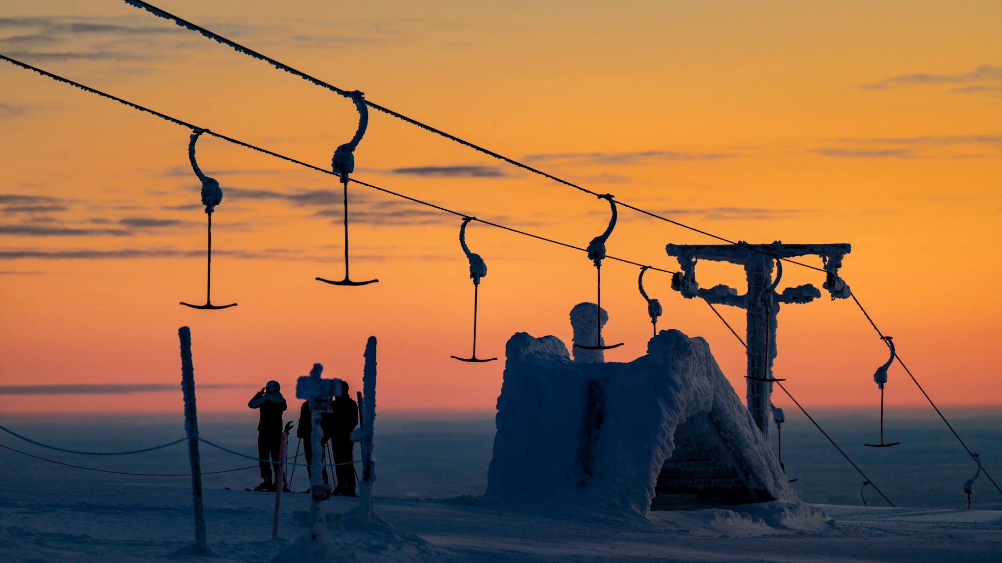 Ein Skilift bei Abenddämmerung