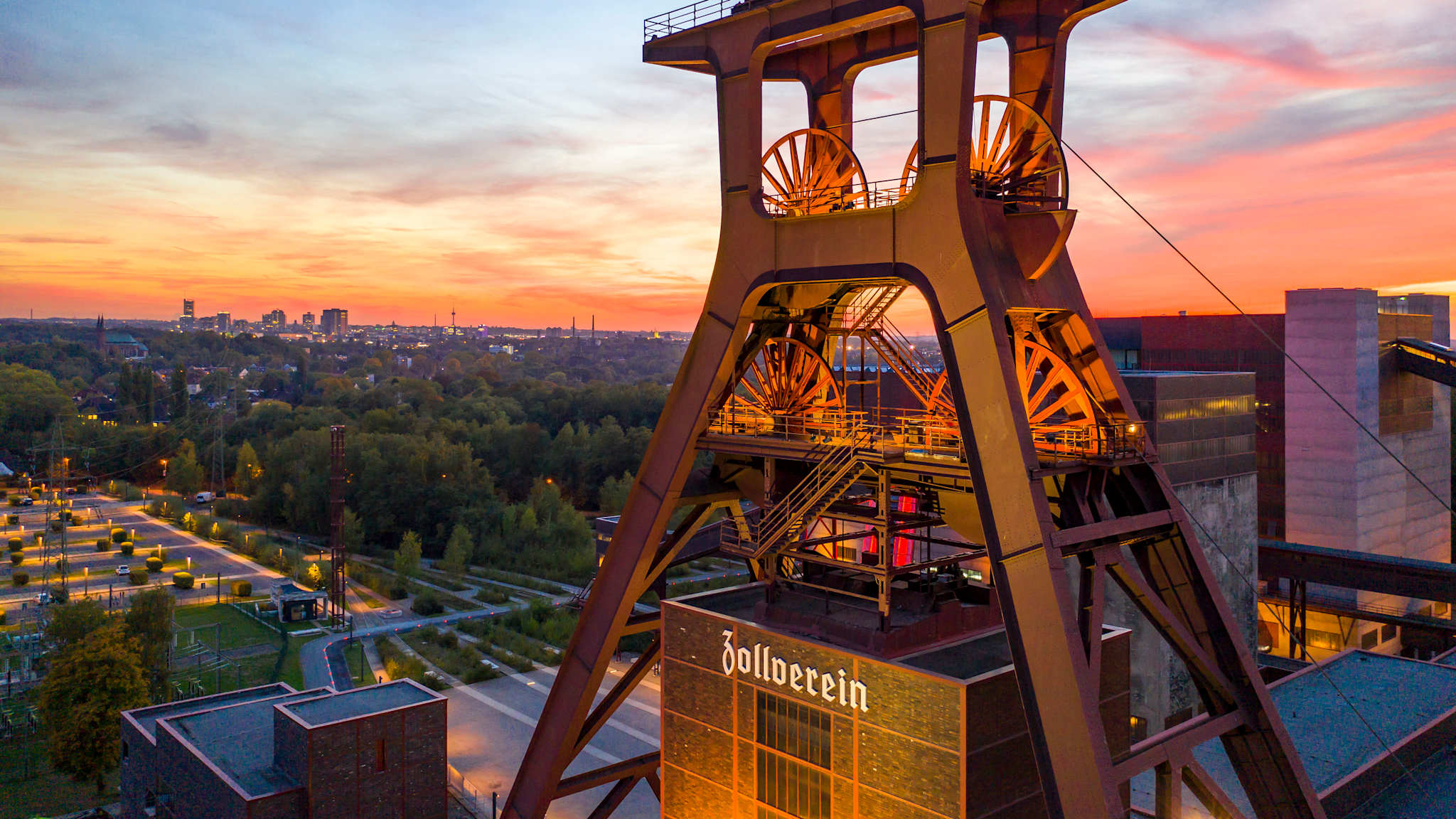Blick auf einen hohen Metalturm bei Dämmerung