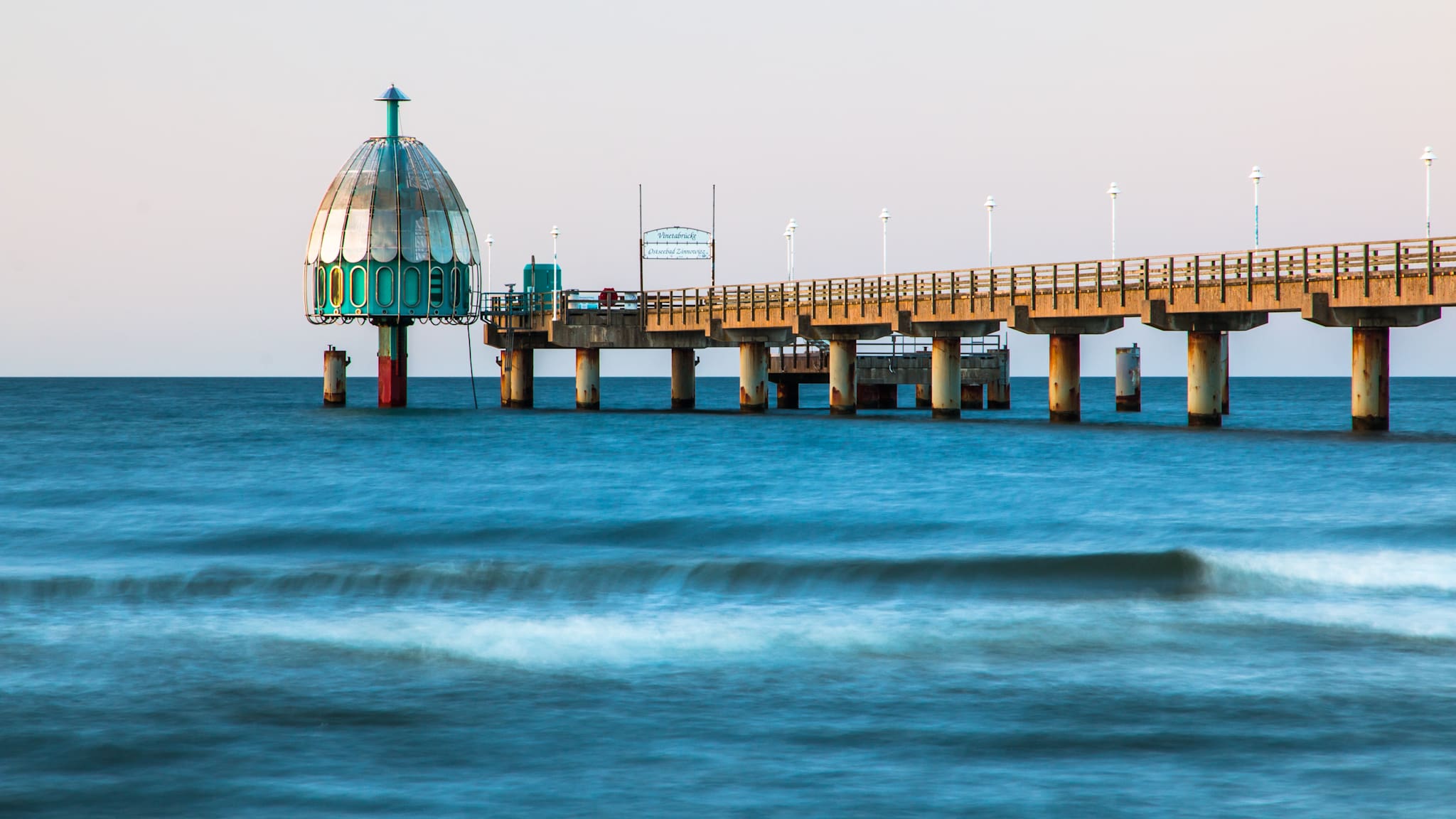 Seebrücke über dem Wasser mit einer Tauchgondel.