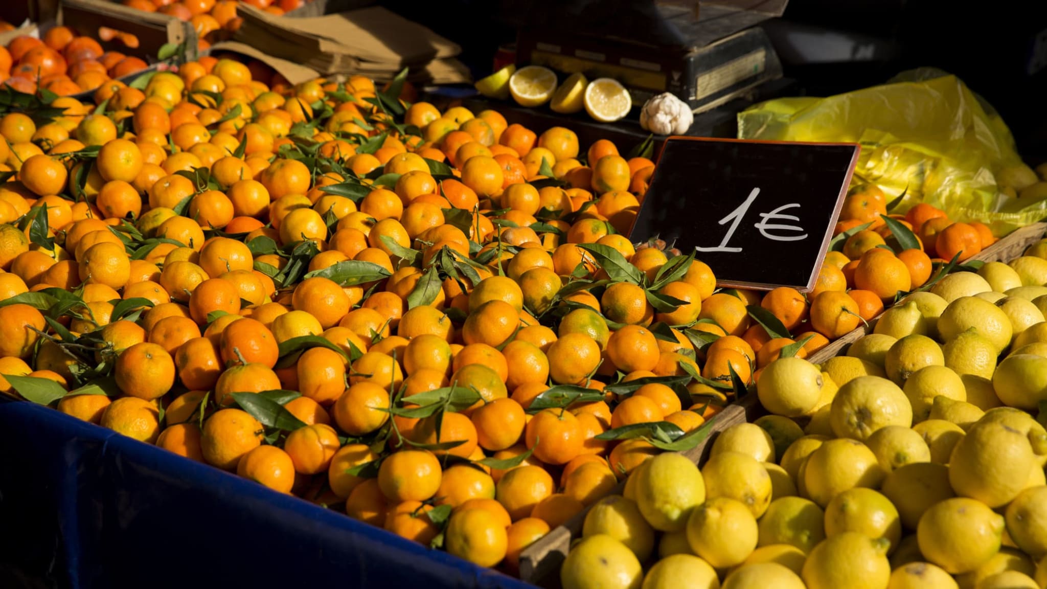 Frische Zitrusfrüchte an einem Marktstand auf dem Kallidromiou Bauernmarkt in Athen.