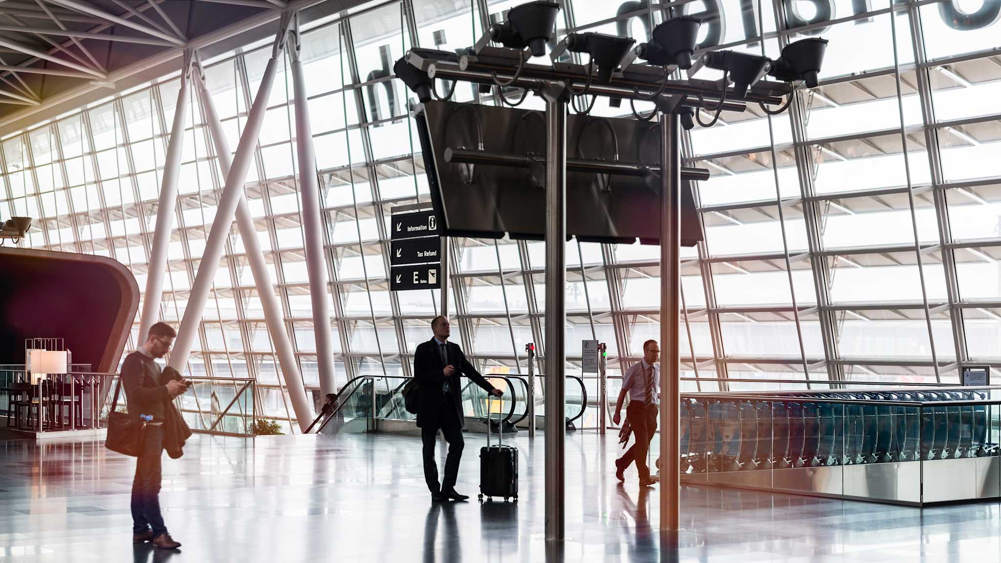 Ein Mann mit Koffer an einem Flughafen