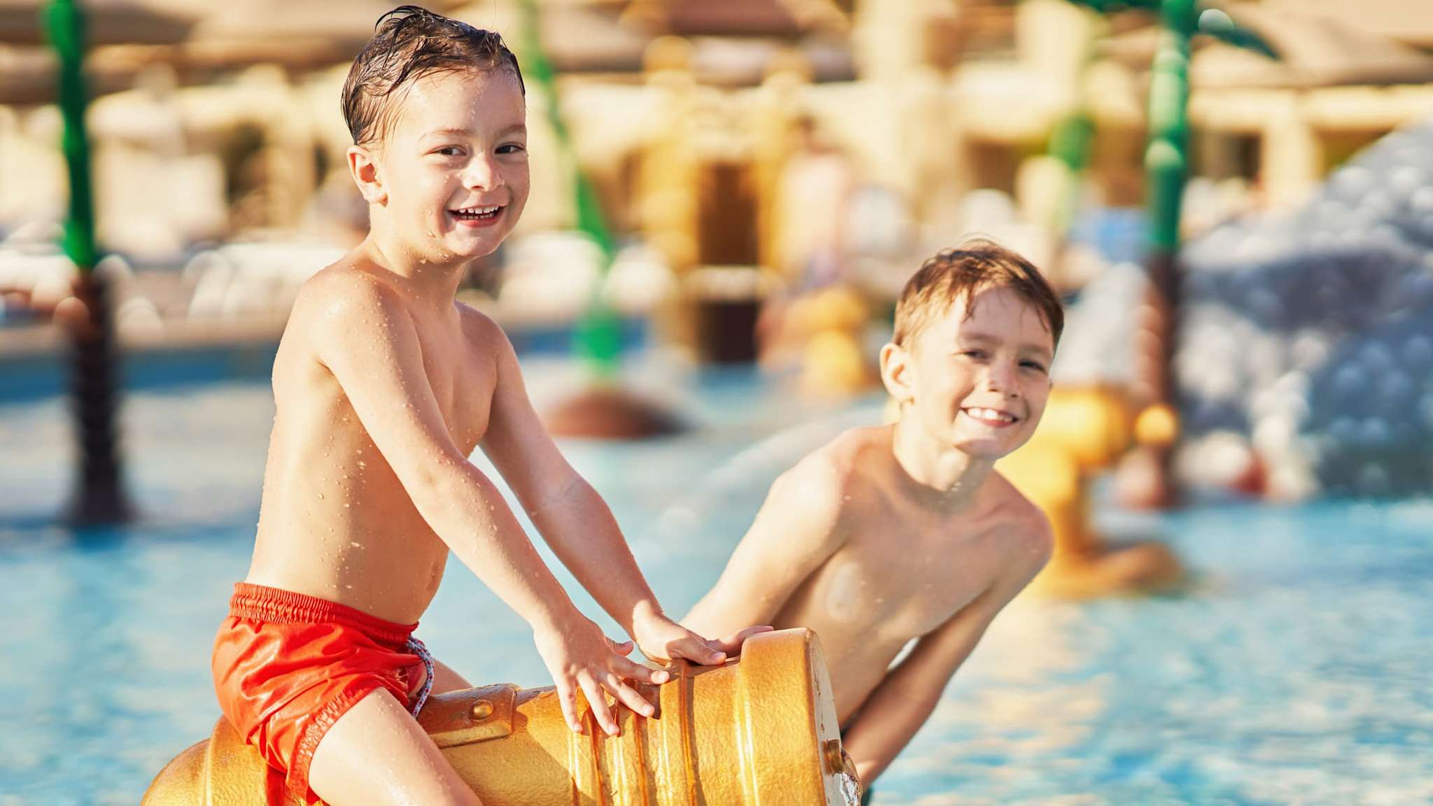Zwei Jungs spielen in einem Aquapark.