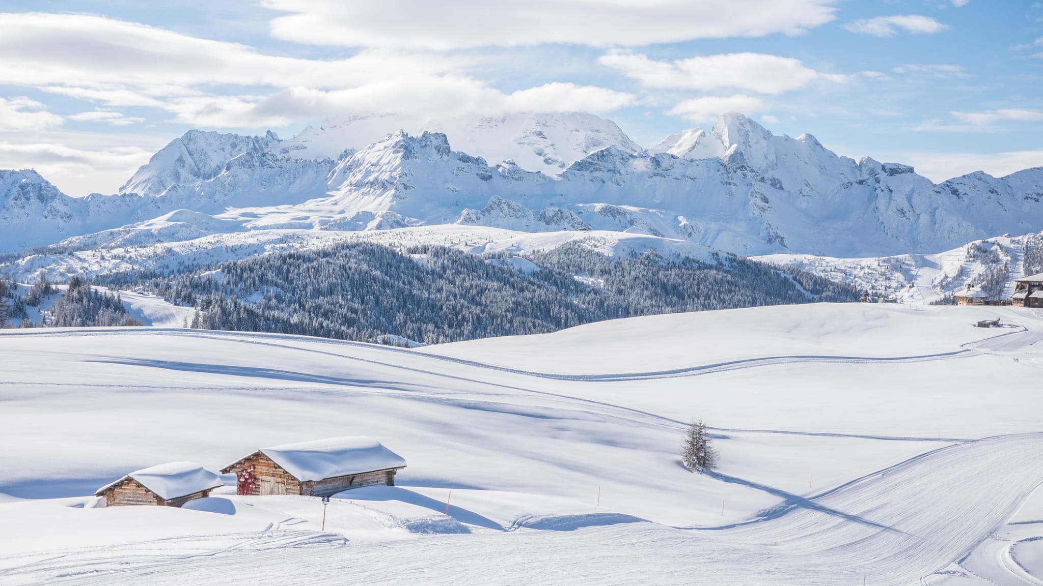 Zwei kleine Hütten mitten im Schnee in Südtirol.