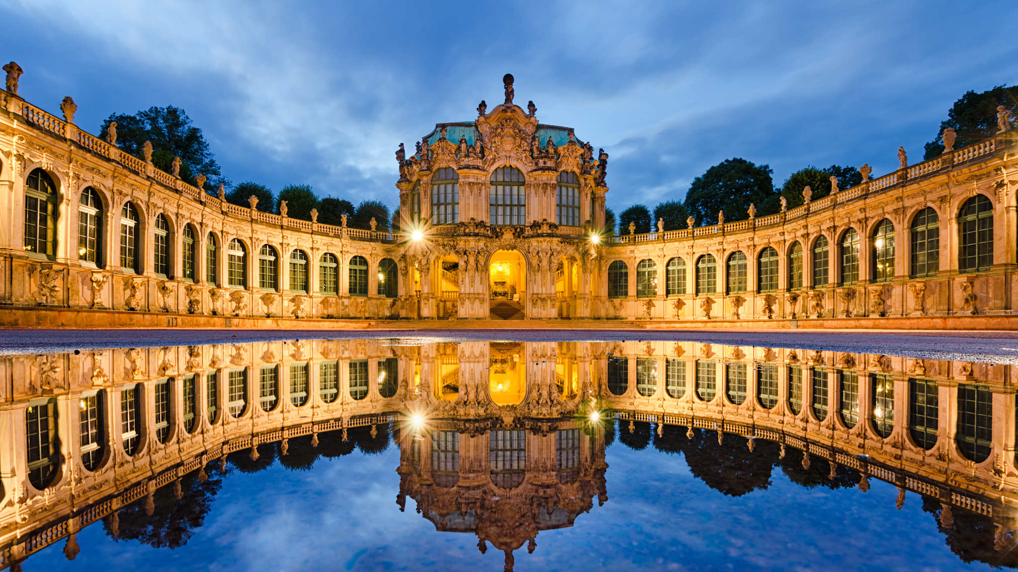 Ein barockes Gebäude spiegelt sich im Wasser.