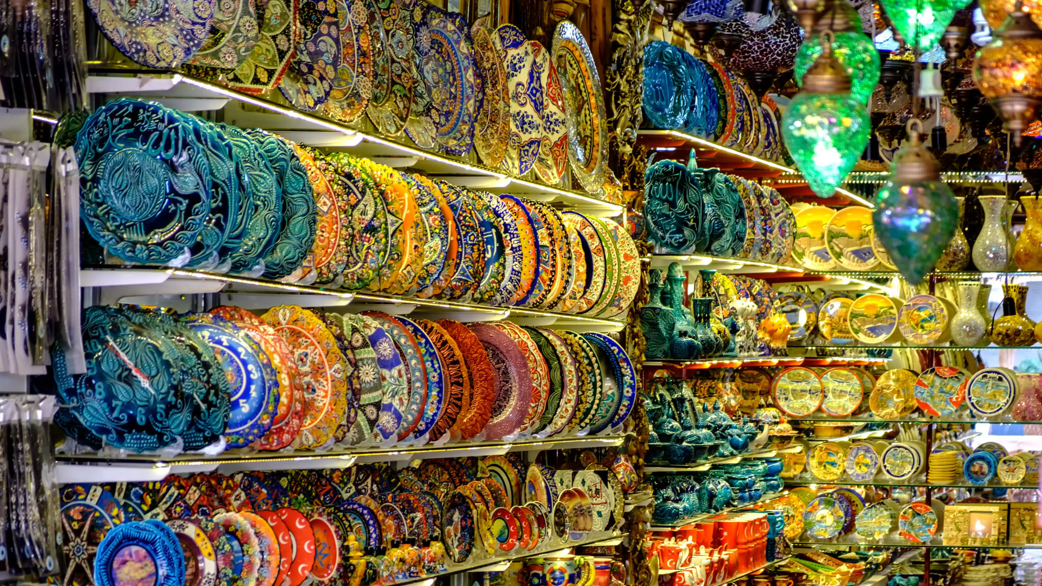 Ein buntes Angebot erwartet UrlauberInnen auf dem Markt in Alanya, Türkei.