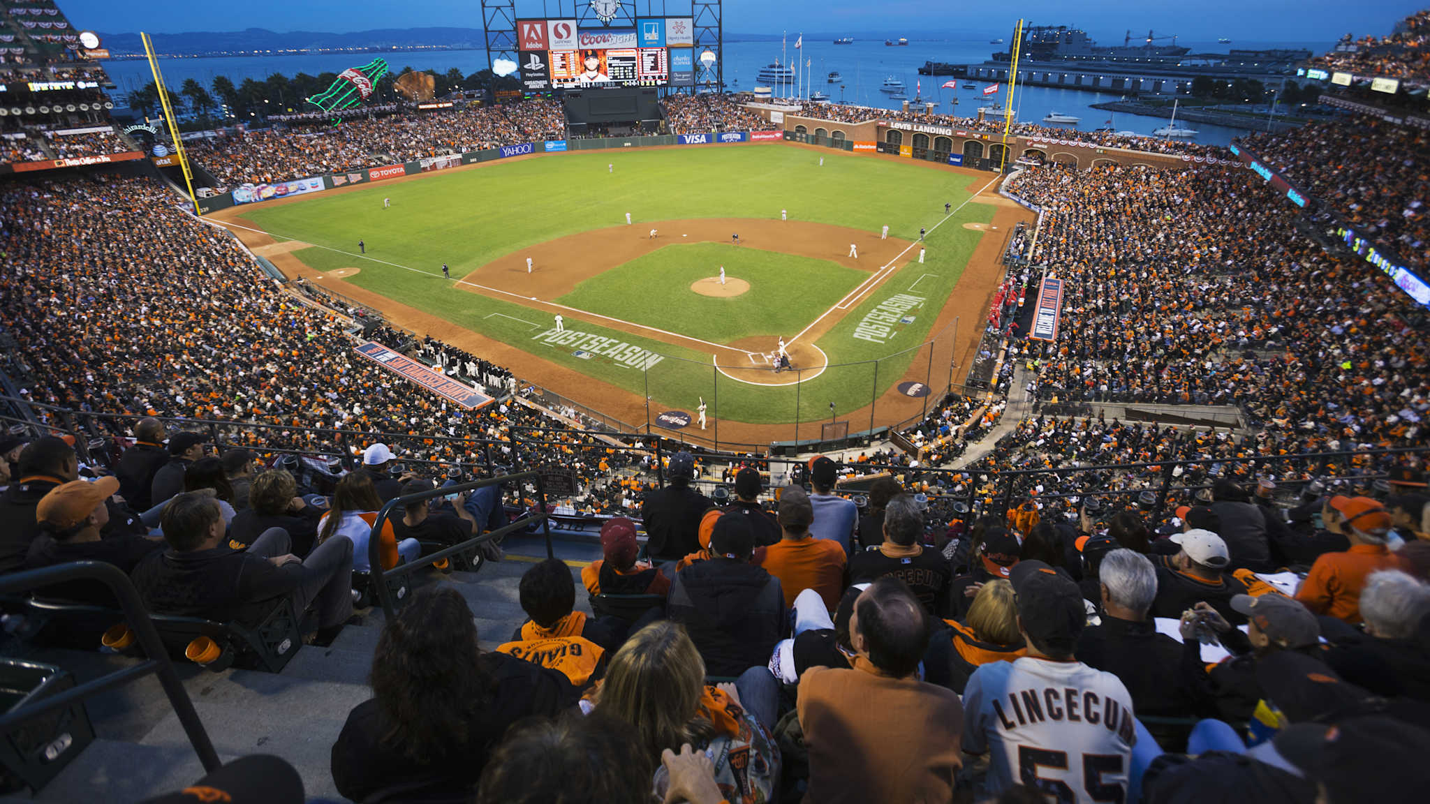 Das vollbesetzte Baseballstadion in San Francisco mit Blick auf die Bay. @Shutterstock-311857058_oqucdk
