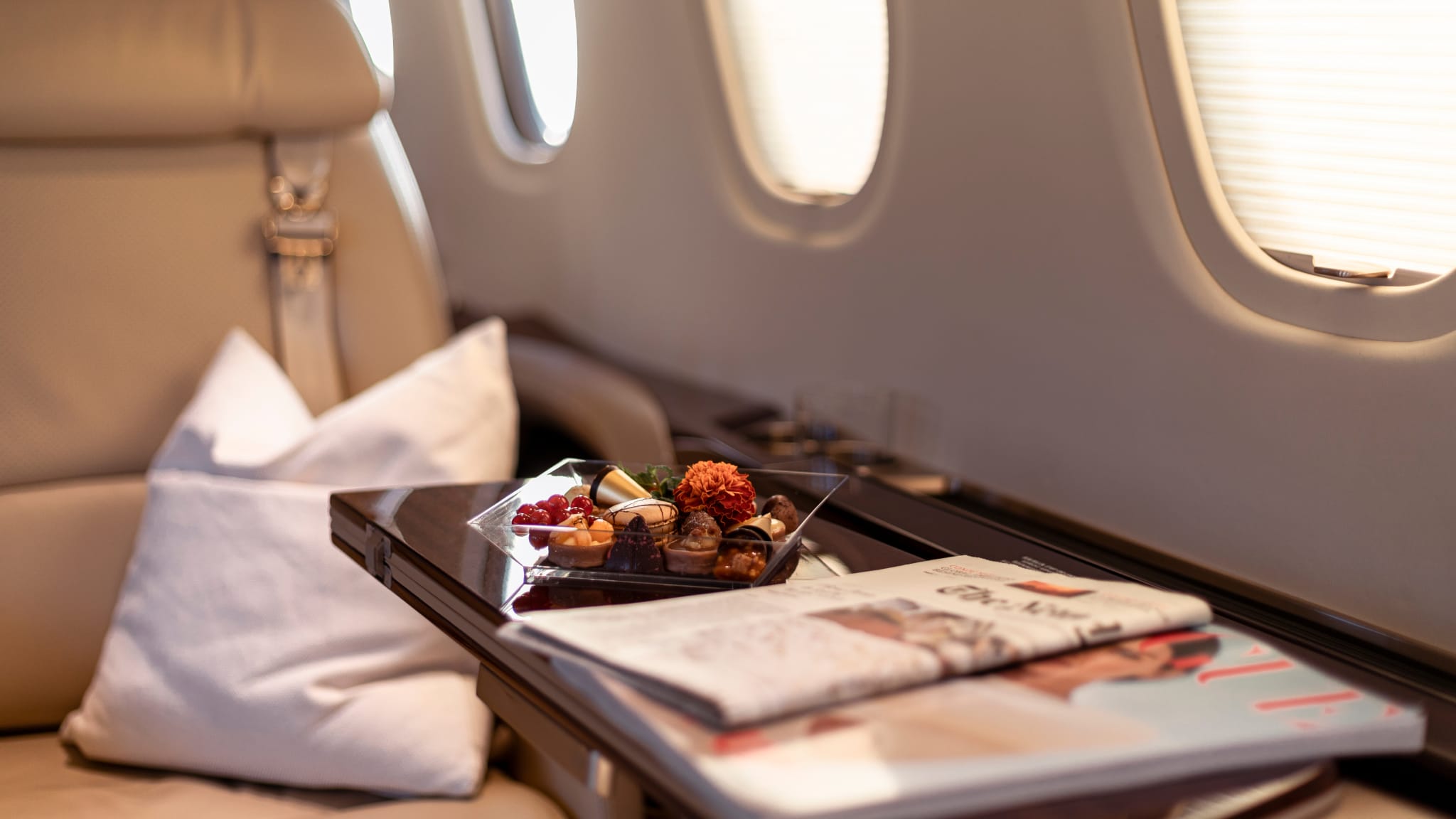 Sitz in der Business Class eines Flugzeugs