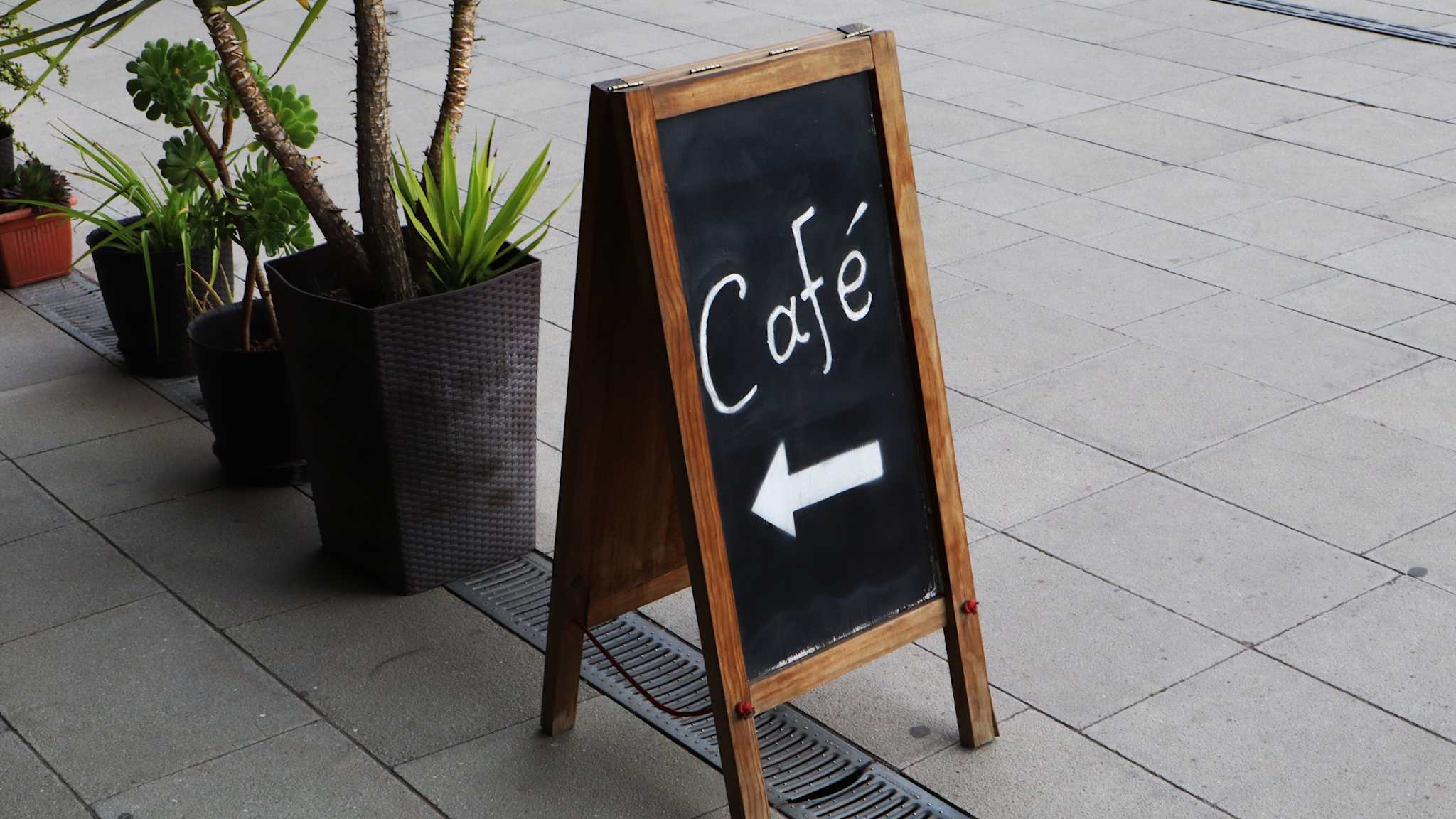 Café-Schild auf einer Straße.