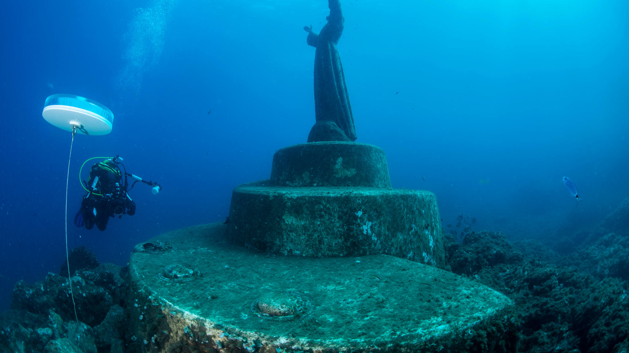 Statue Cristo degli Abissi unter Wasser bei Portofino, Italien.