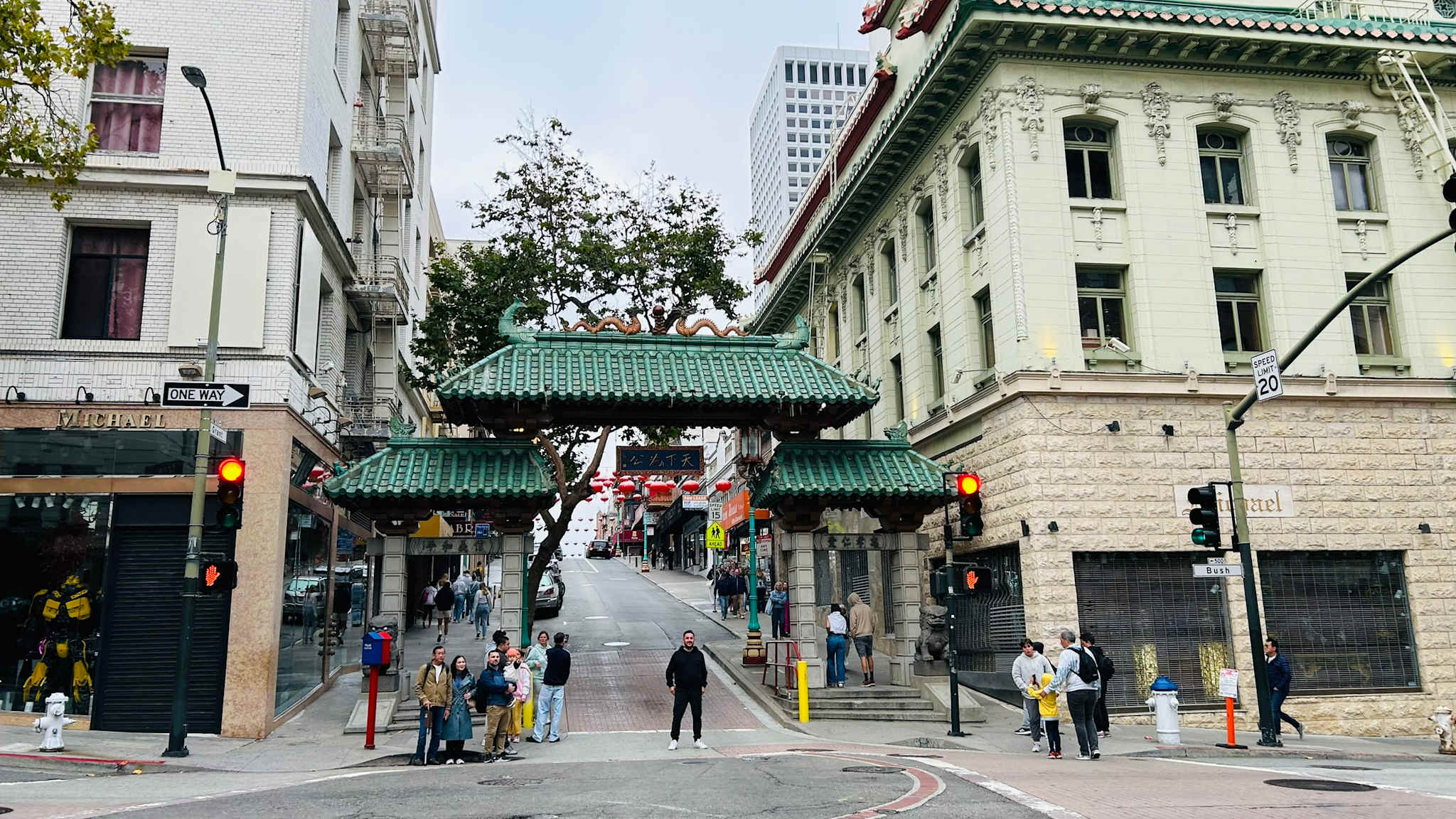 Dragon Gate am Eingang zu Chinatown in San Francisco, Kalifornien, USA