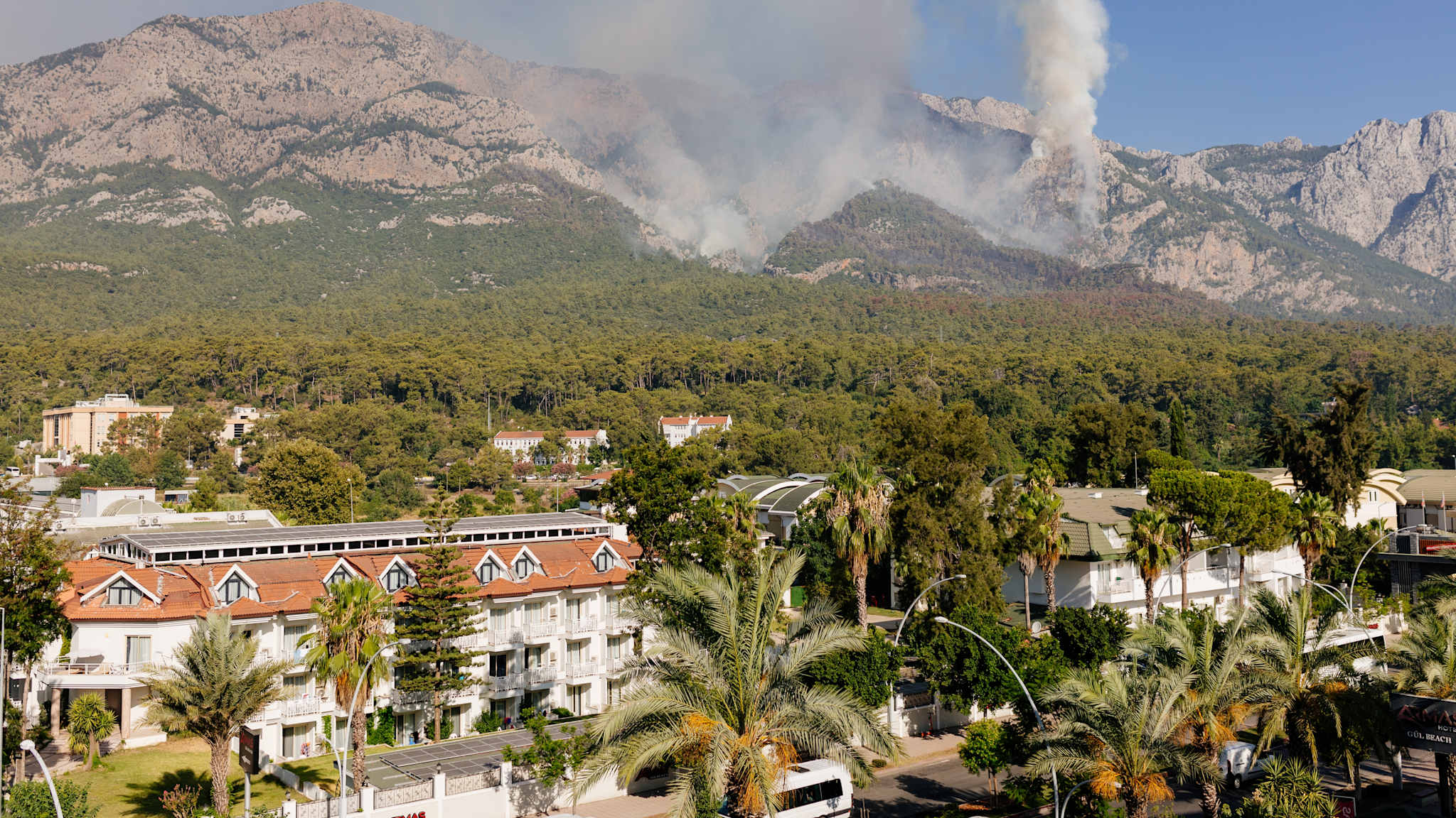 Waldbrand nahe eines Urlaubsortes.