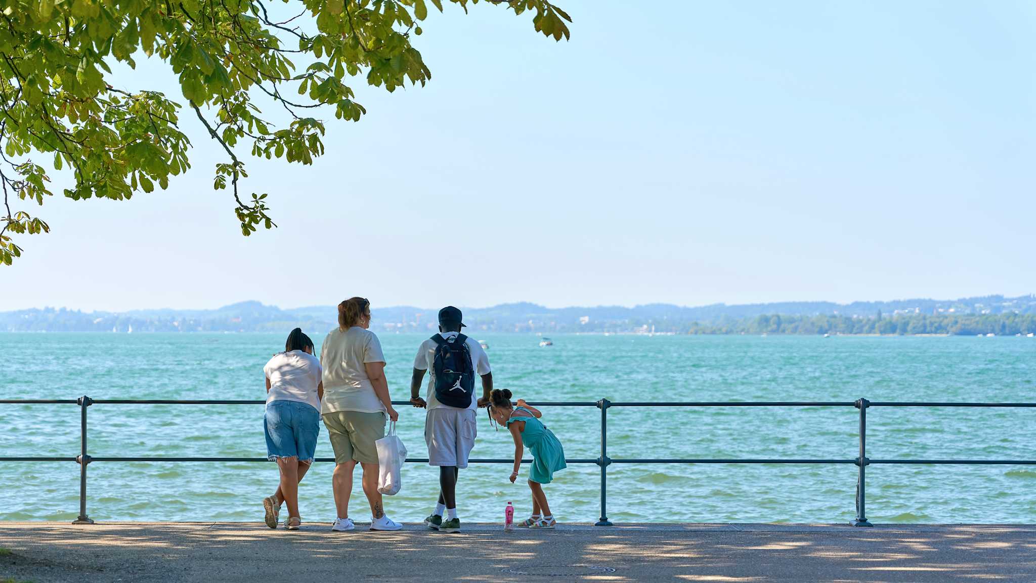 Familie steht am Ufer der Bodensees