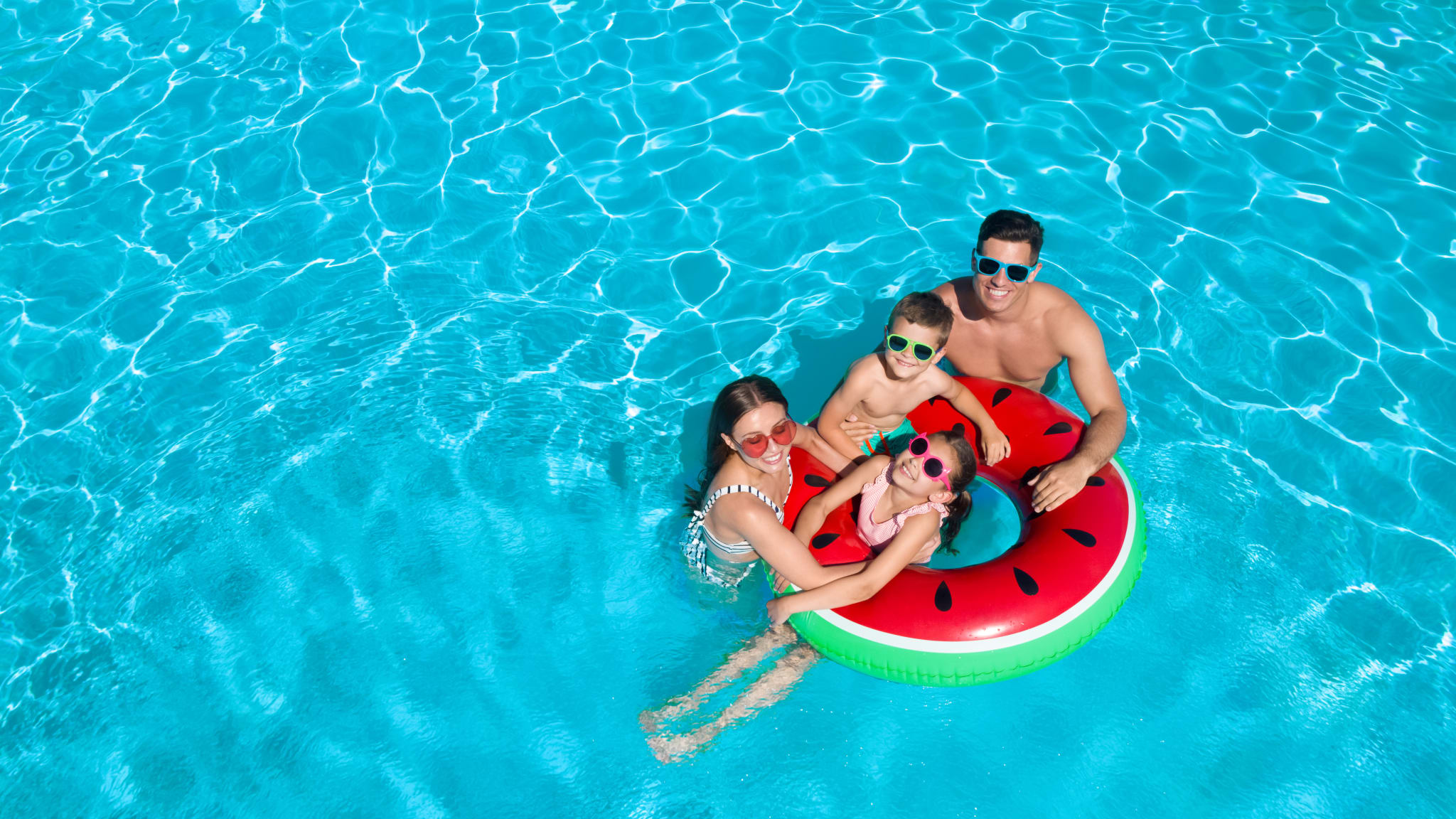 Familie im Pool.