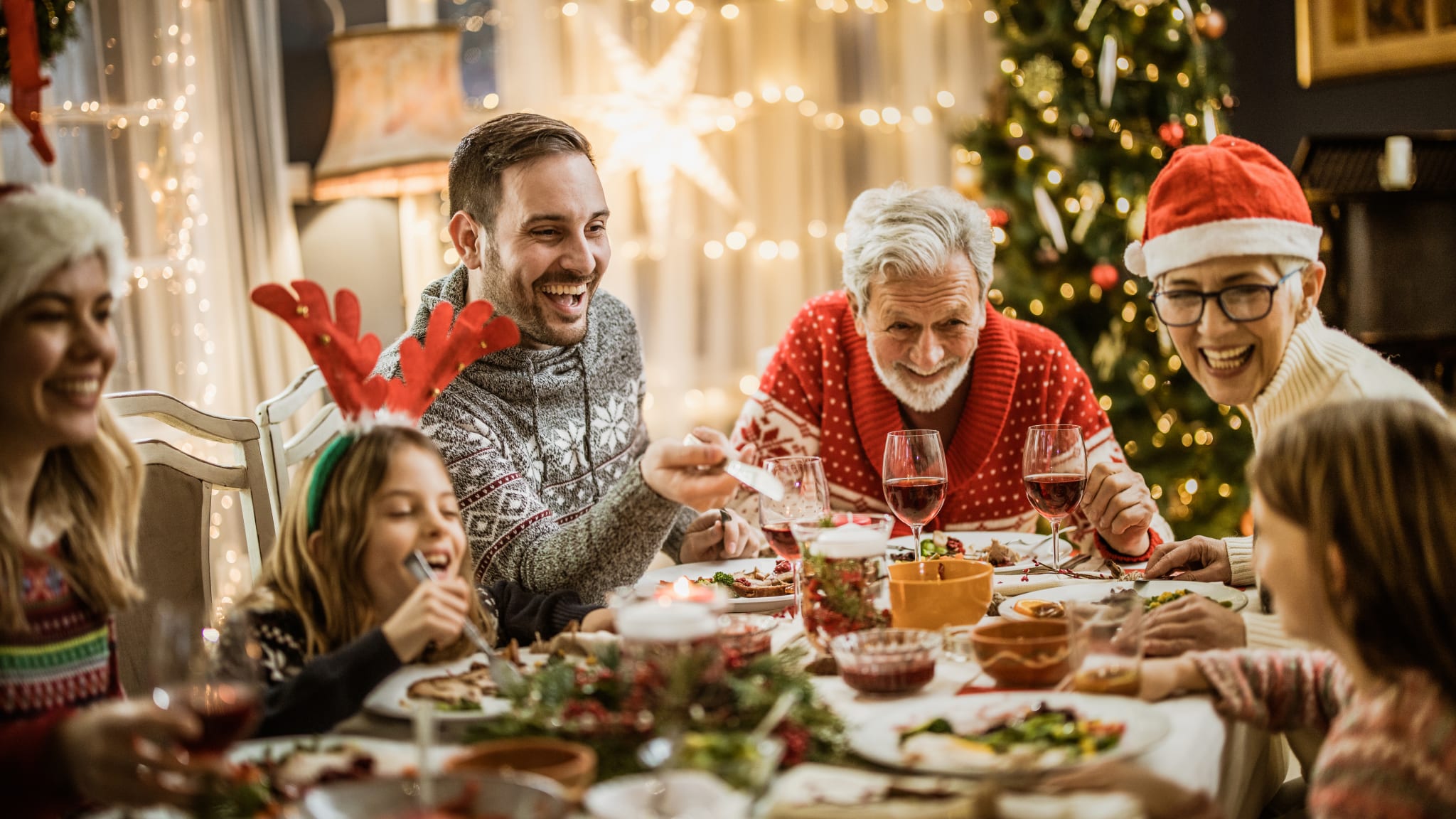 Familie sitzt Weihnachten gemeinsam am Tisch