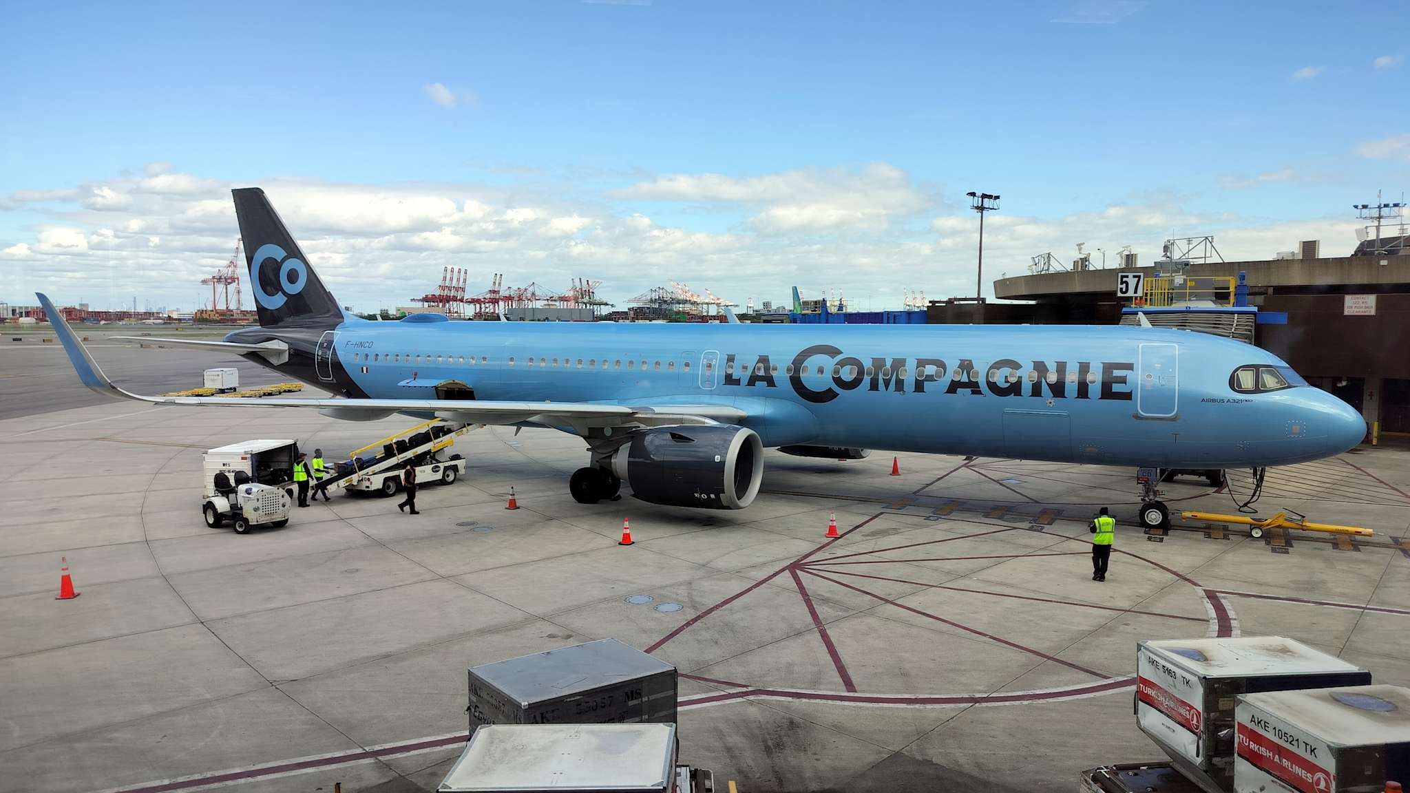 Flugzeug der Airline La Compagnie am Flughafen New York.