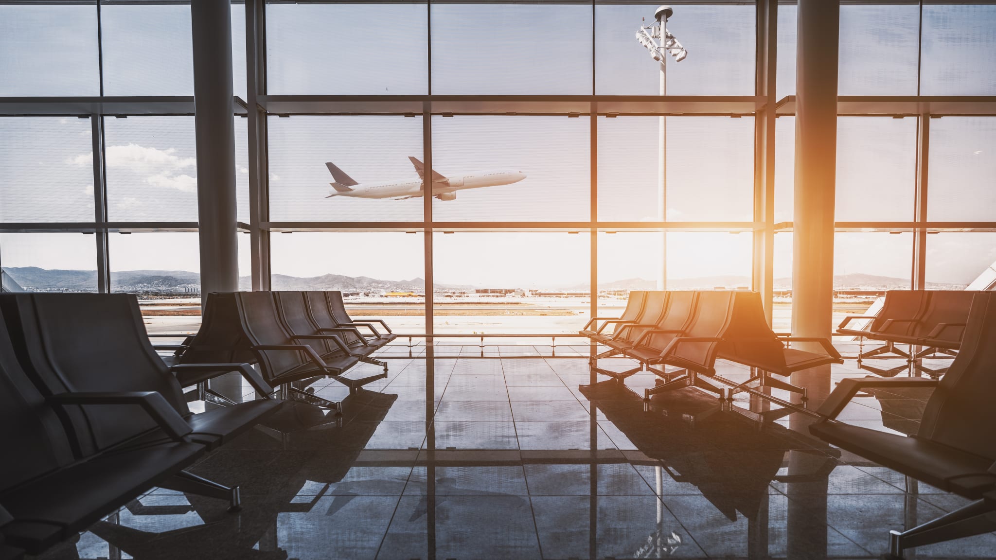 Flugzeug startet am Flughafen, Sicht aus Wartehalle.