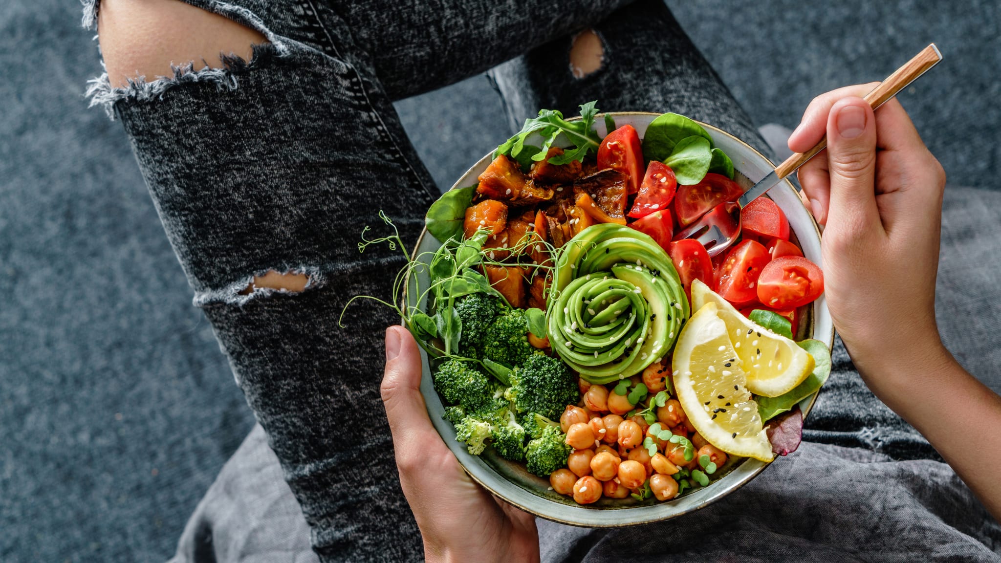 Frau mit vegetarischer Bowl.
