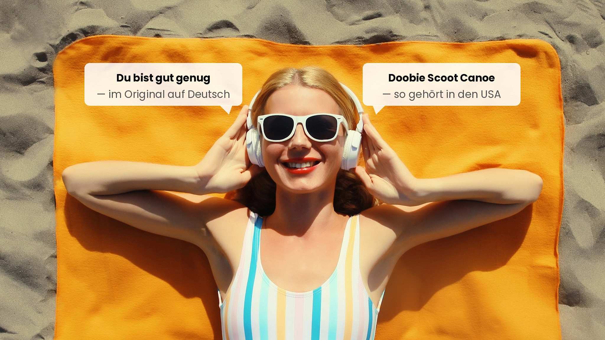 Frau mit Kopfhörern auf einem orangefarbenen Badetuch am Strand