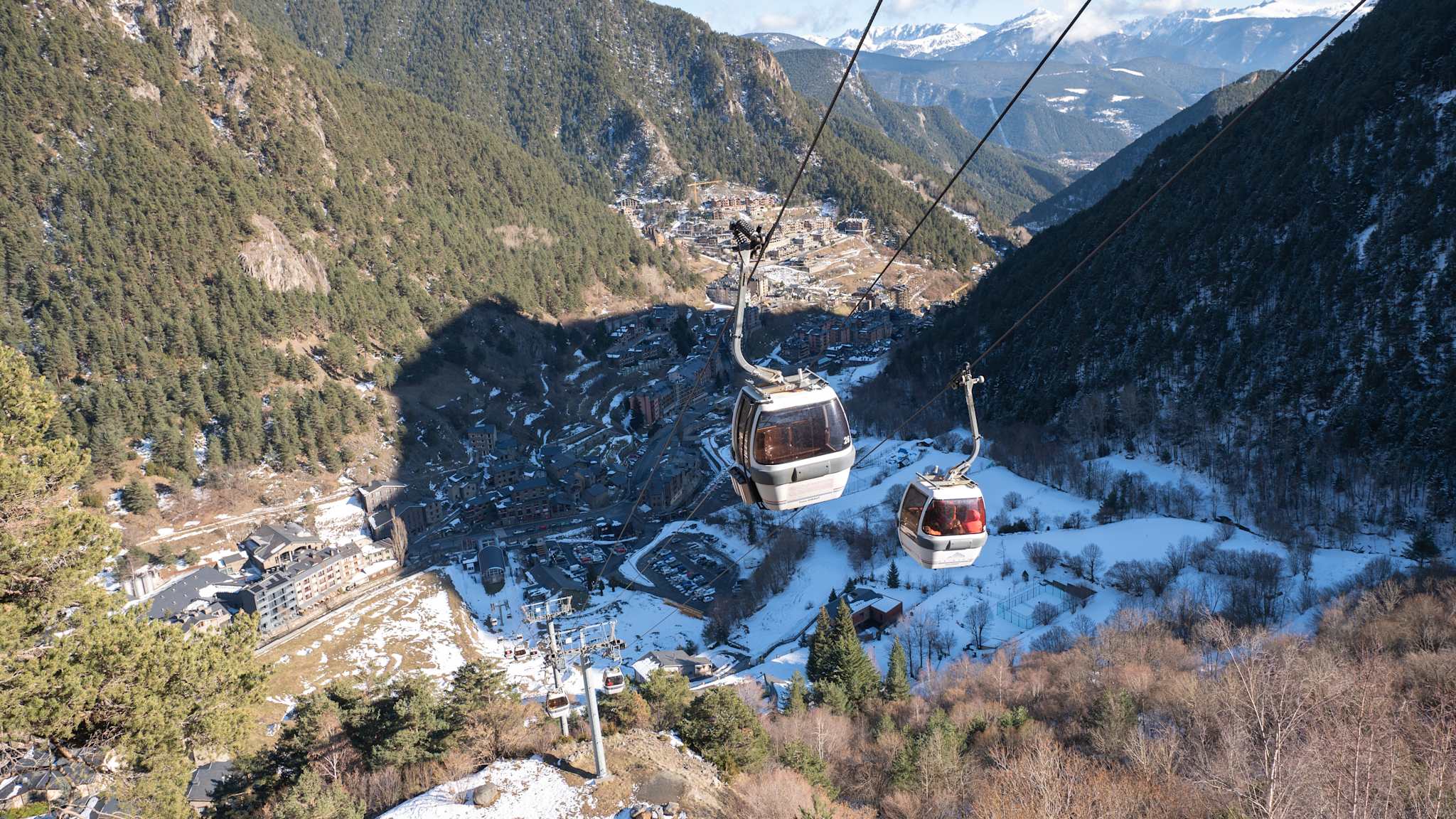 Blick von den Bergen auf Bergbahn, Grandvalira, Andorra.