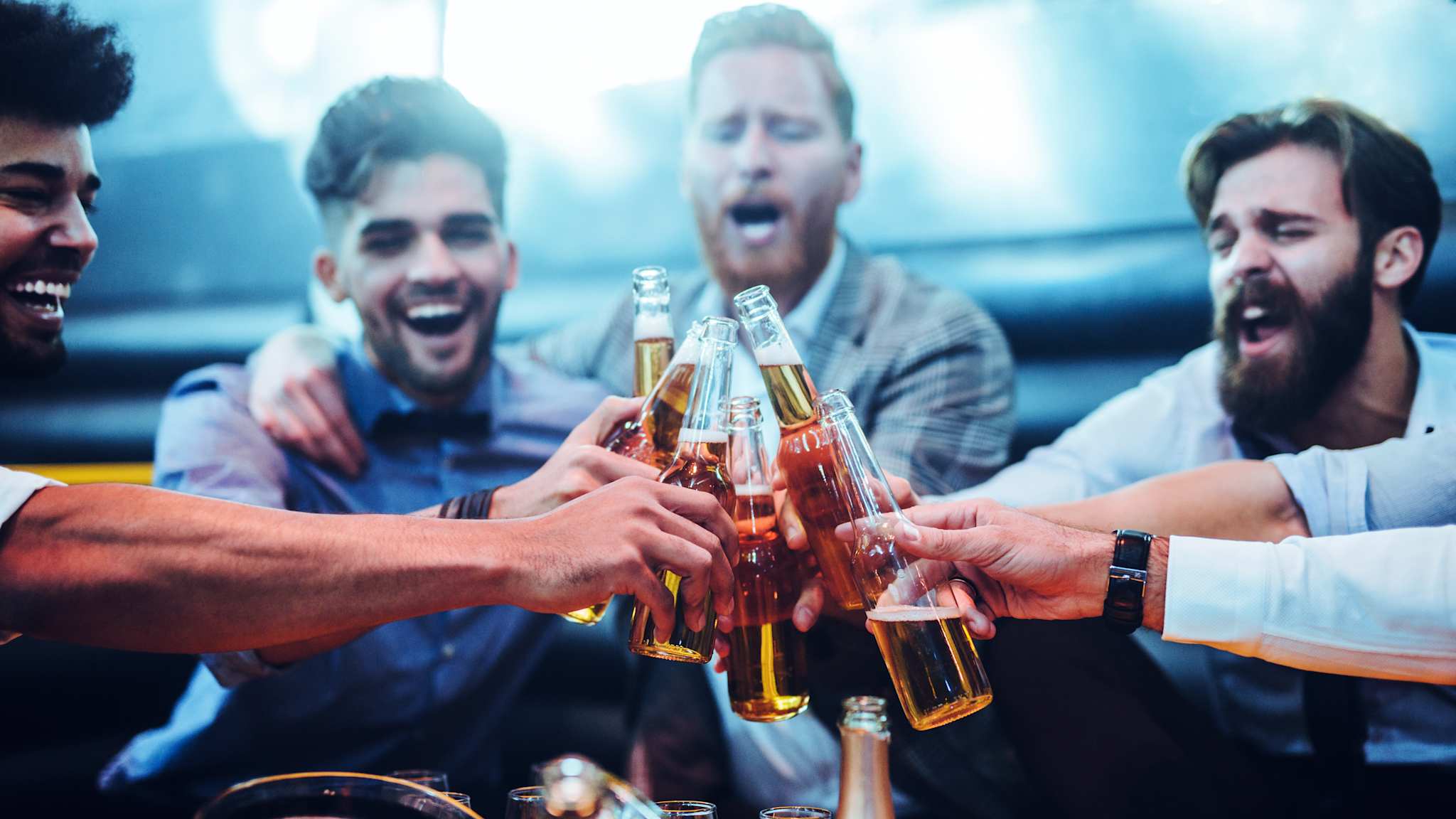 Eine Gruppe Männer hat Partyspaß beim Junggesellenabschied