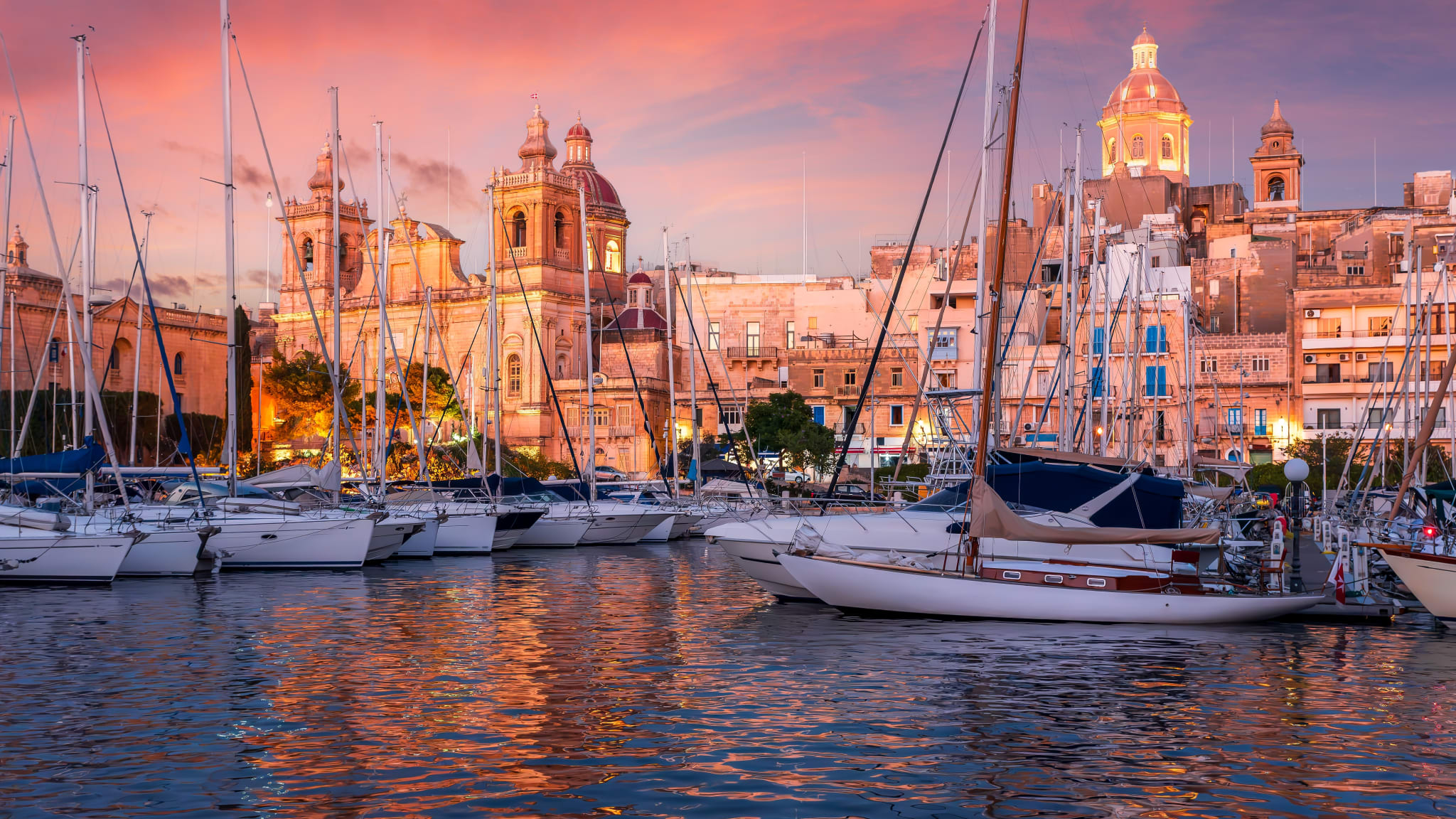 Hafenstadt Valletta, Malta, mit Booten im Wasser