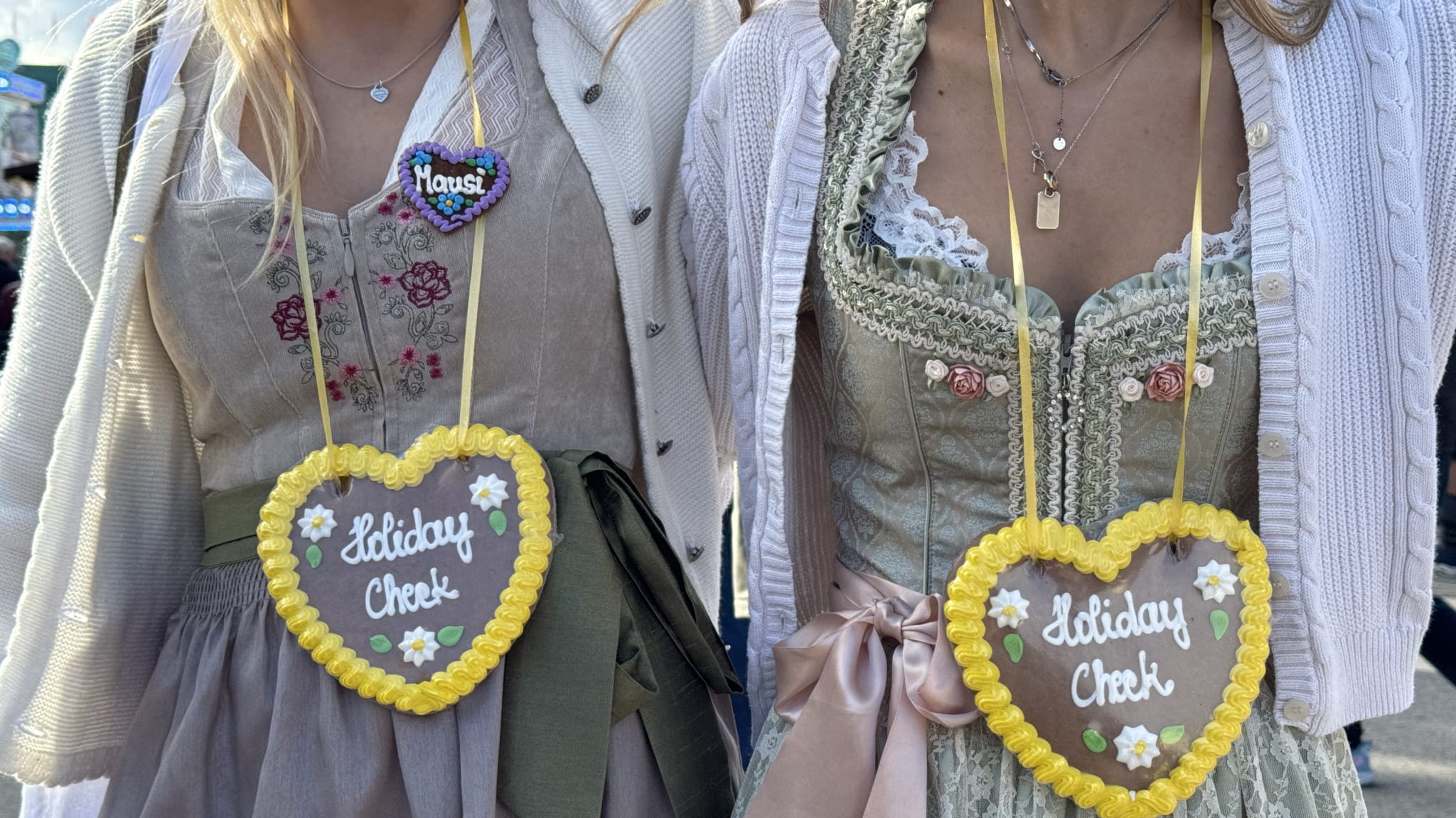 Zwei Frauen im Dirndl mit HolidayCheck-Herzen auf dem Oktoberfest